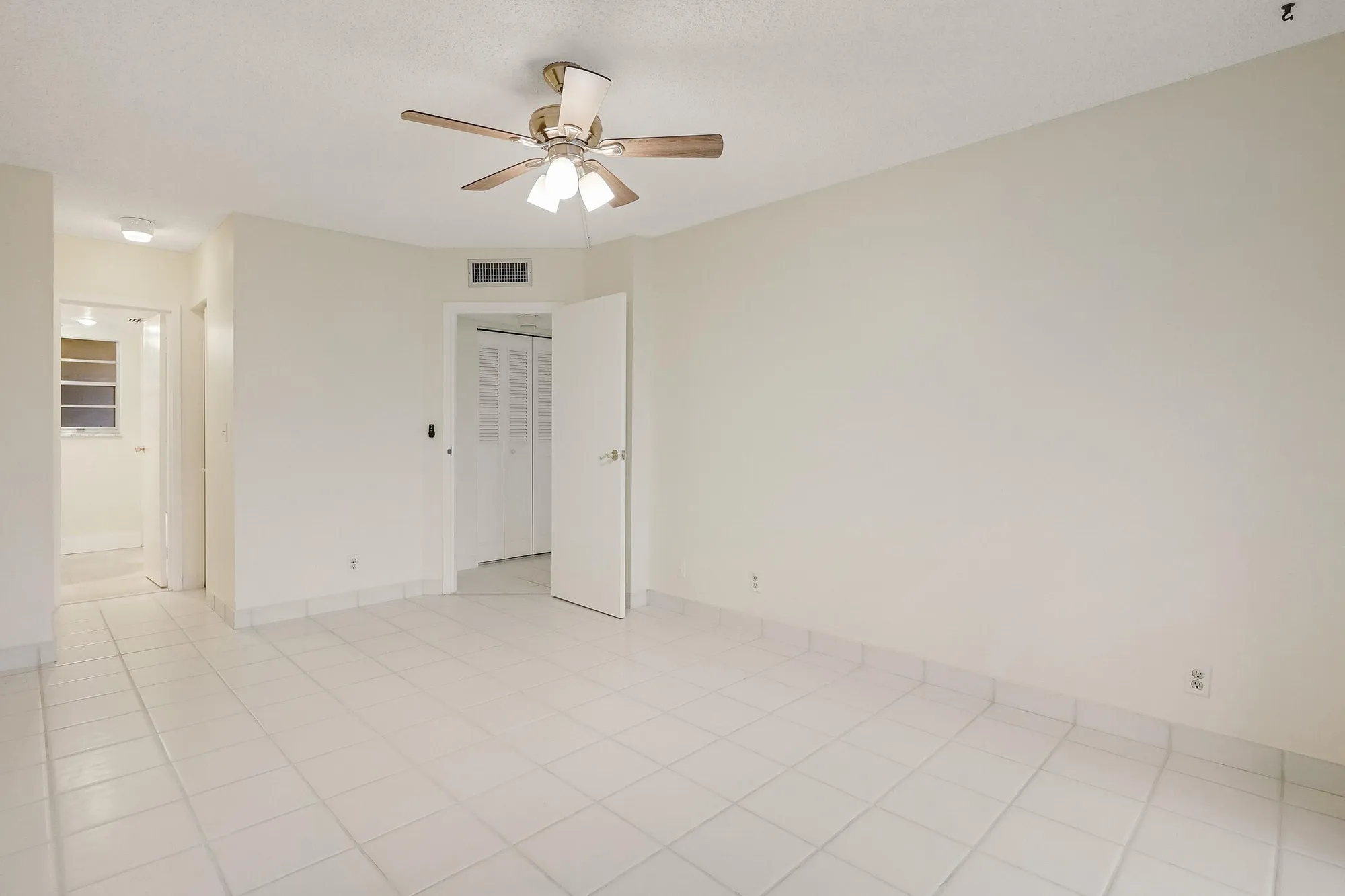 Property Slideshow image 23 of 38 | 3810 via poinciana apt 404, Lake Worth, FL, 33467