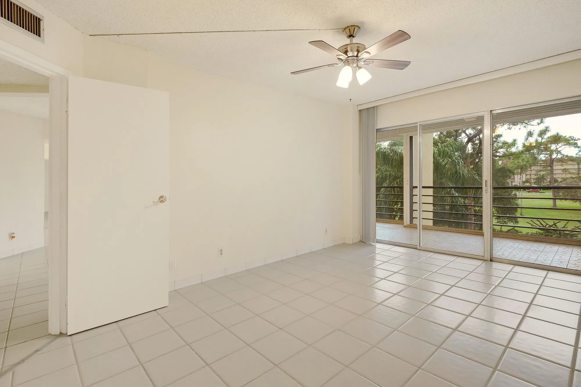 Property Slideshow image 25 of 38 | 3810 via poinciana apt 404, Lake Worth, FL, 33467