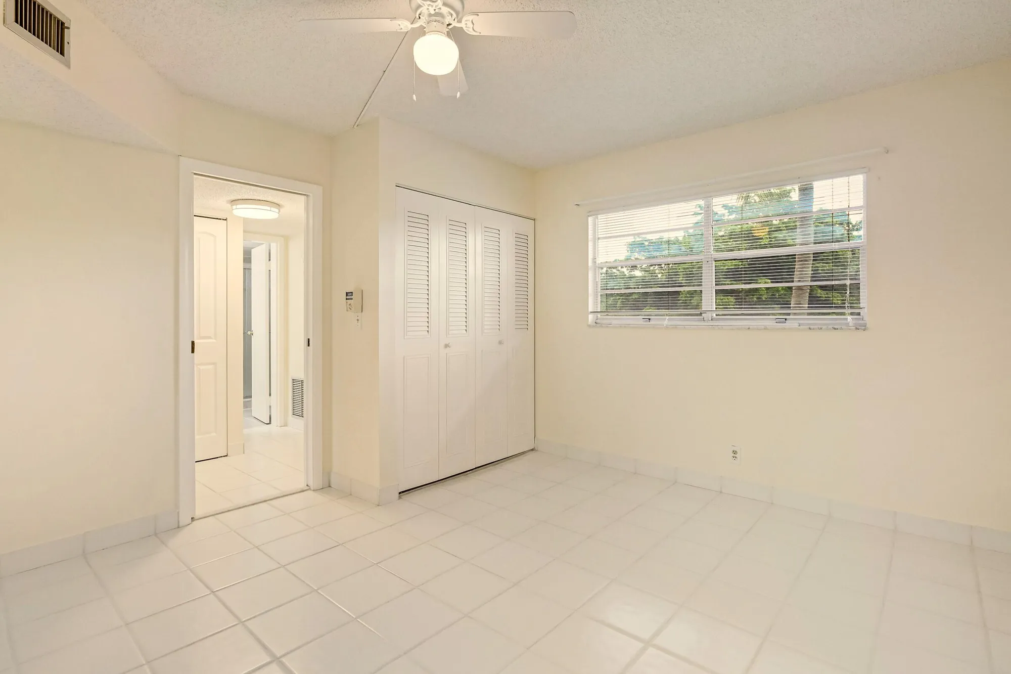 Property Slideshow image 30 of 38 | 3810 via poinciana apt 404, Lake Worth, FL, 33467