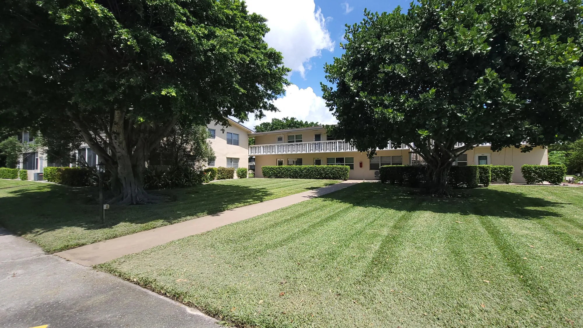 Property Slideshow image 16 of 36 | 215 canterbury j, West Palm Beach, FL, 33417