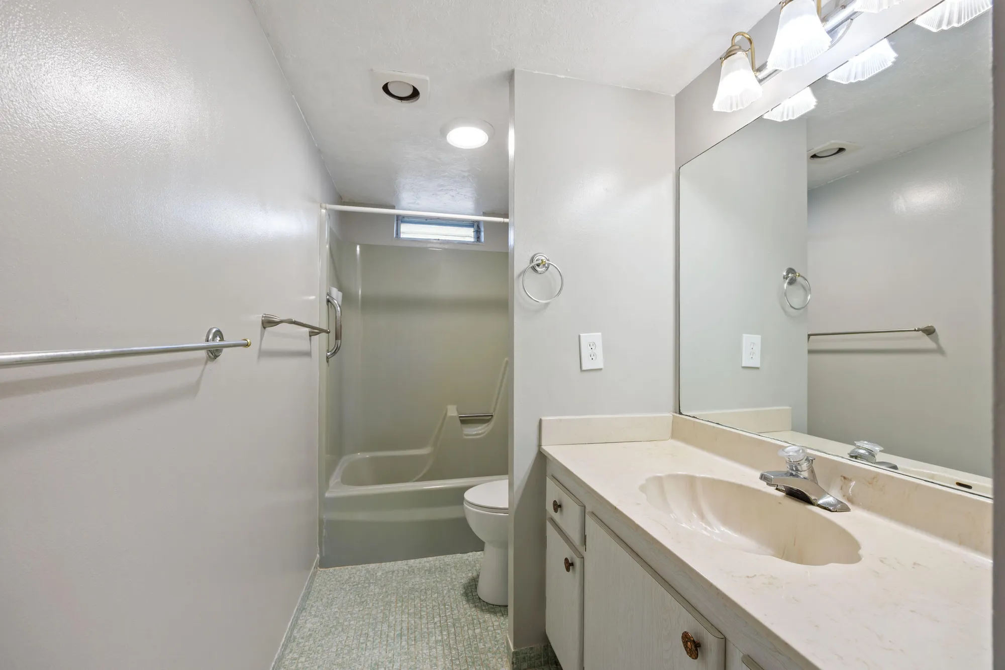 Property Slideshow image 12 of 25 | 230 ne 26th ave 206, Boynton Beach, FL, 33435