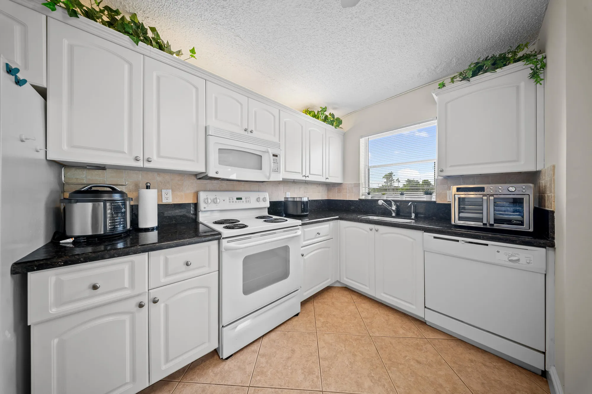 Property Slideshow image 6 of 39 | 3959 via poinciana apt 203, Lake Worth, FL, 33467