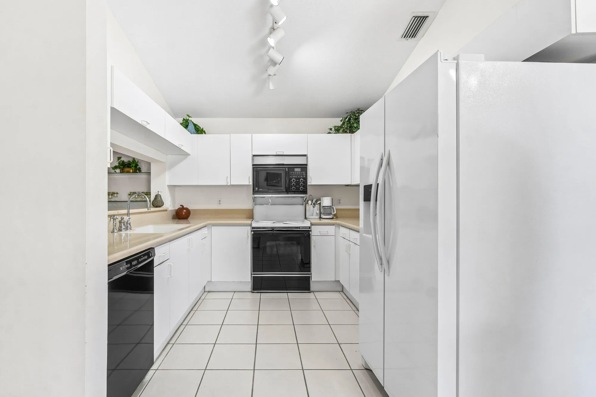 Property Slideshow image 11 of 34 | 7401 hearth stone ave, Boynton Beach, FL, 33472