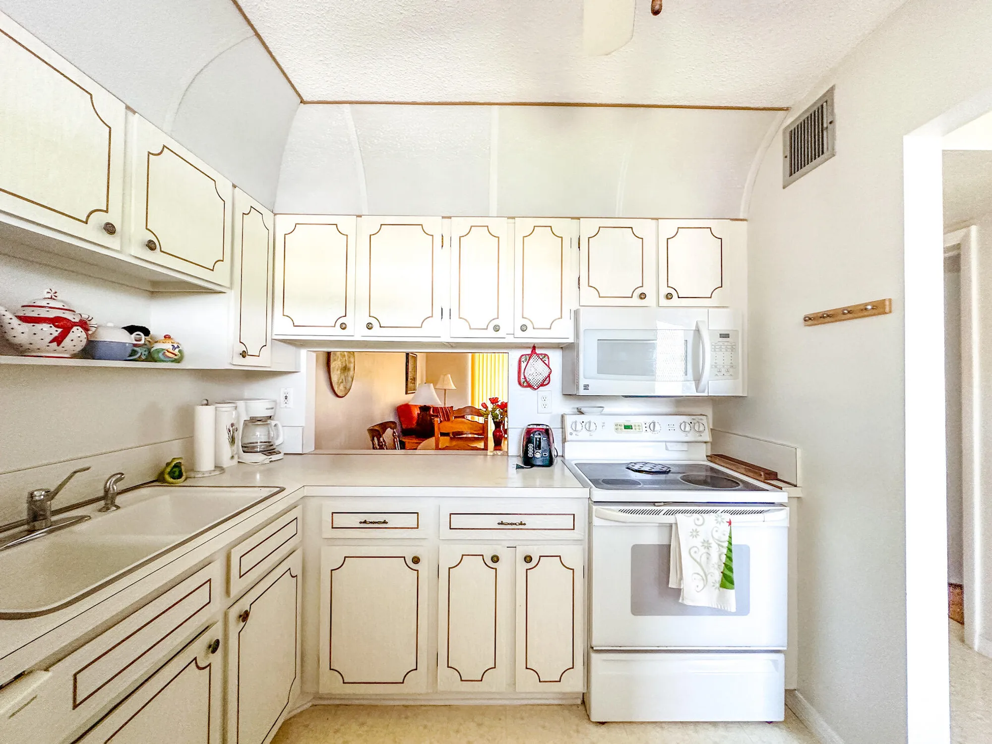 Property Slideshow image 10 of 21 | 2721 garden dr 312, Lake Worth, FL, 33461