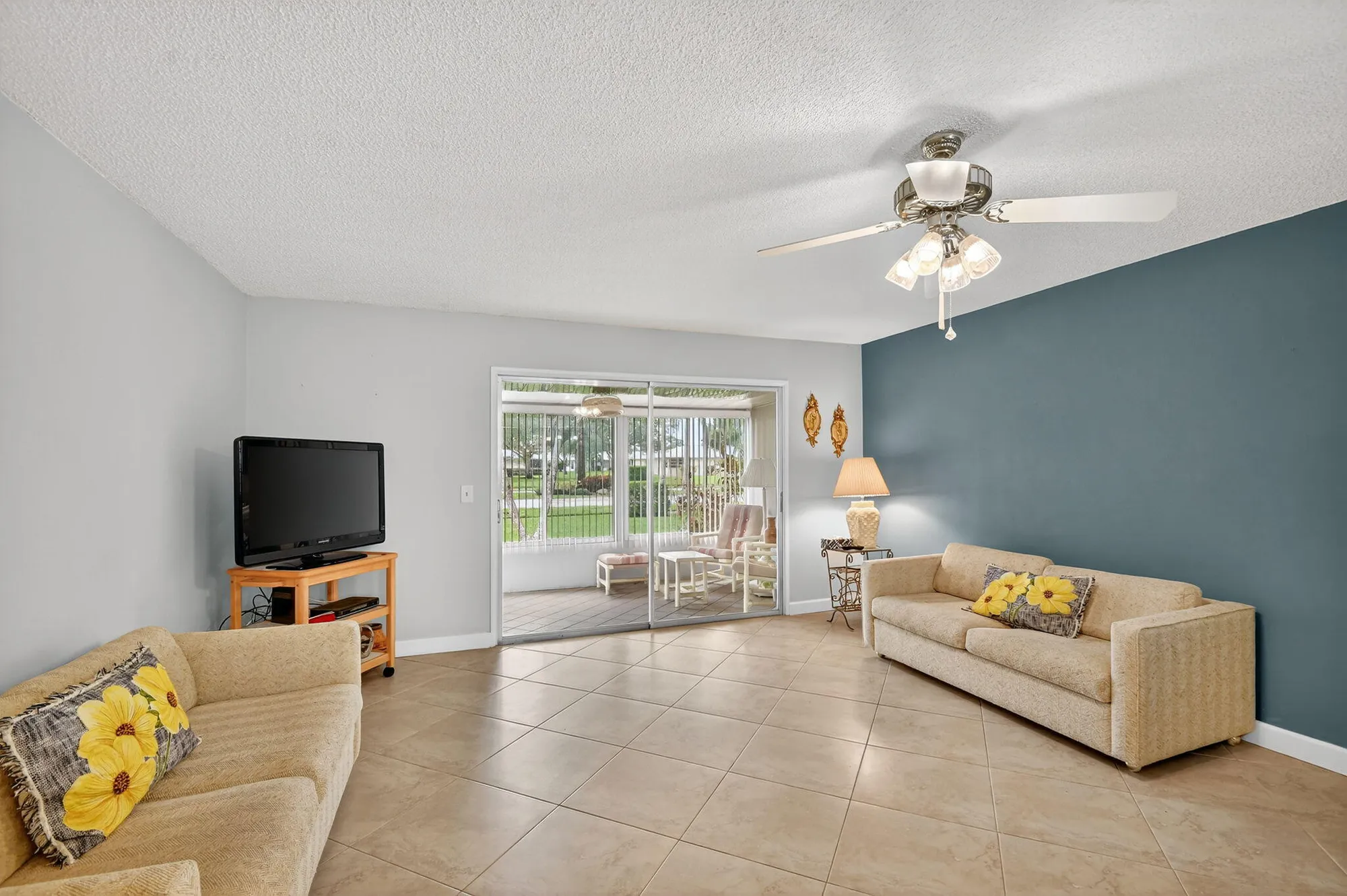 Property Slideshow image 10 of 48 | 165 amherst ln, Lake Worth, FL, 33467