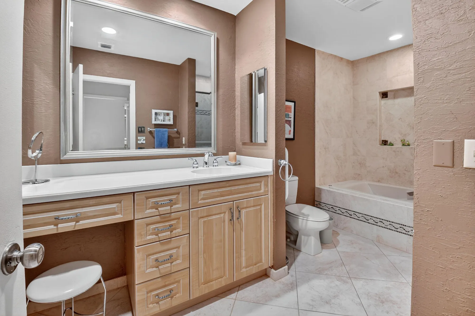 Property Slideshow image 33 of 59 | 4 eastgate dr b, Boynton Beach, FL, 33436