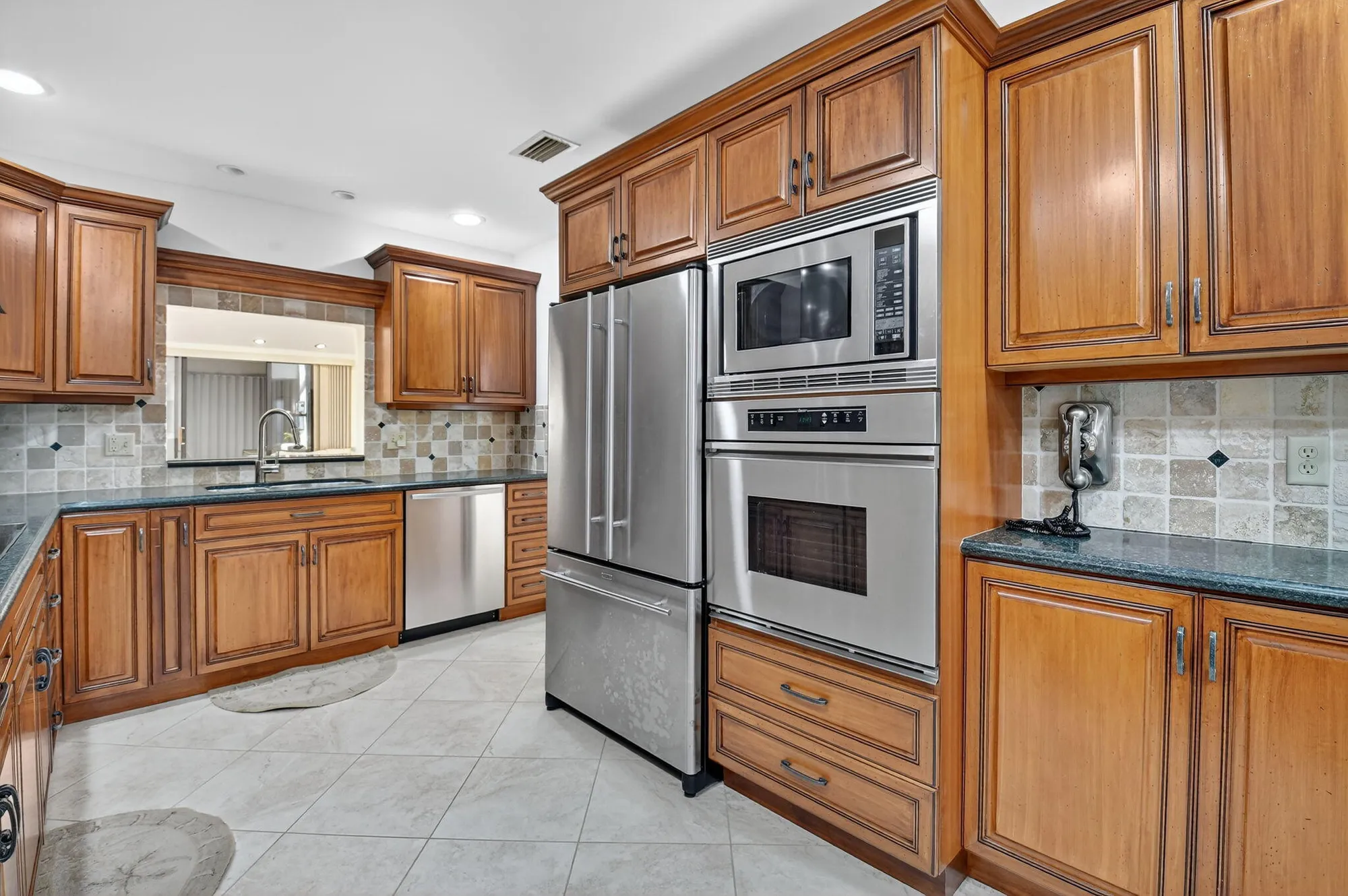 Property Slideshow image 11 of 59 | 4 eastgate dr b, Boynton Beach, FL, 33436