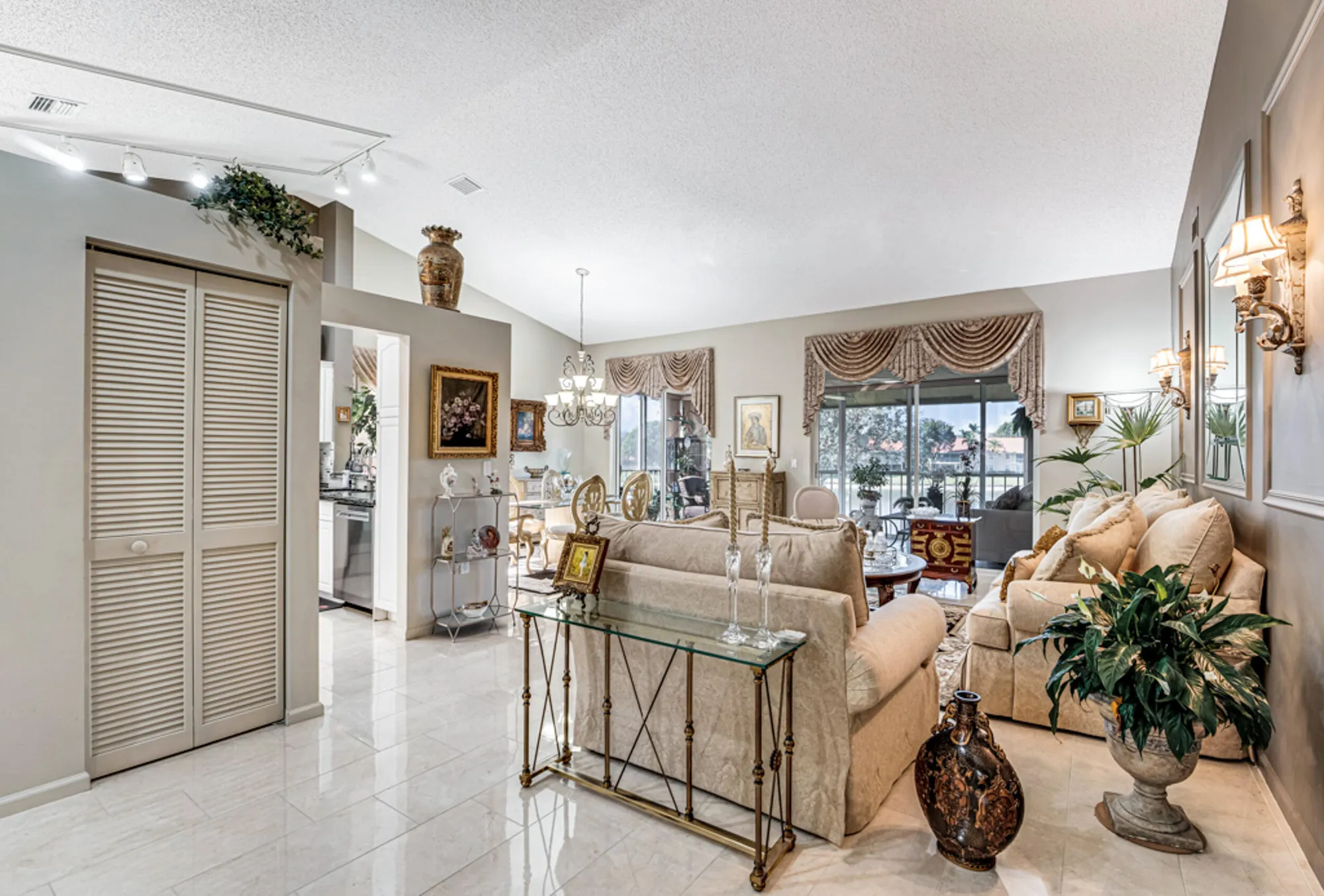 Property Slideshow image 13 of 55 | 9817 seacrest cir apt 201, Boynton Beach, FL, 33437