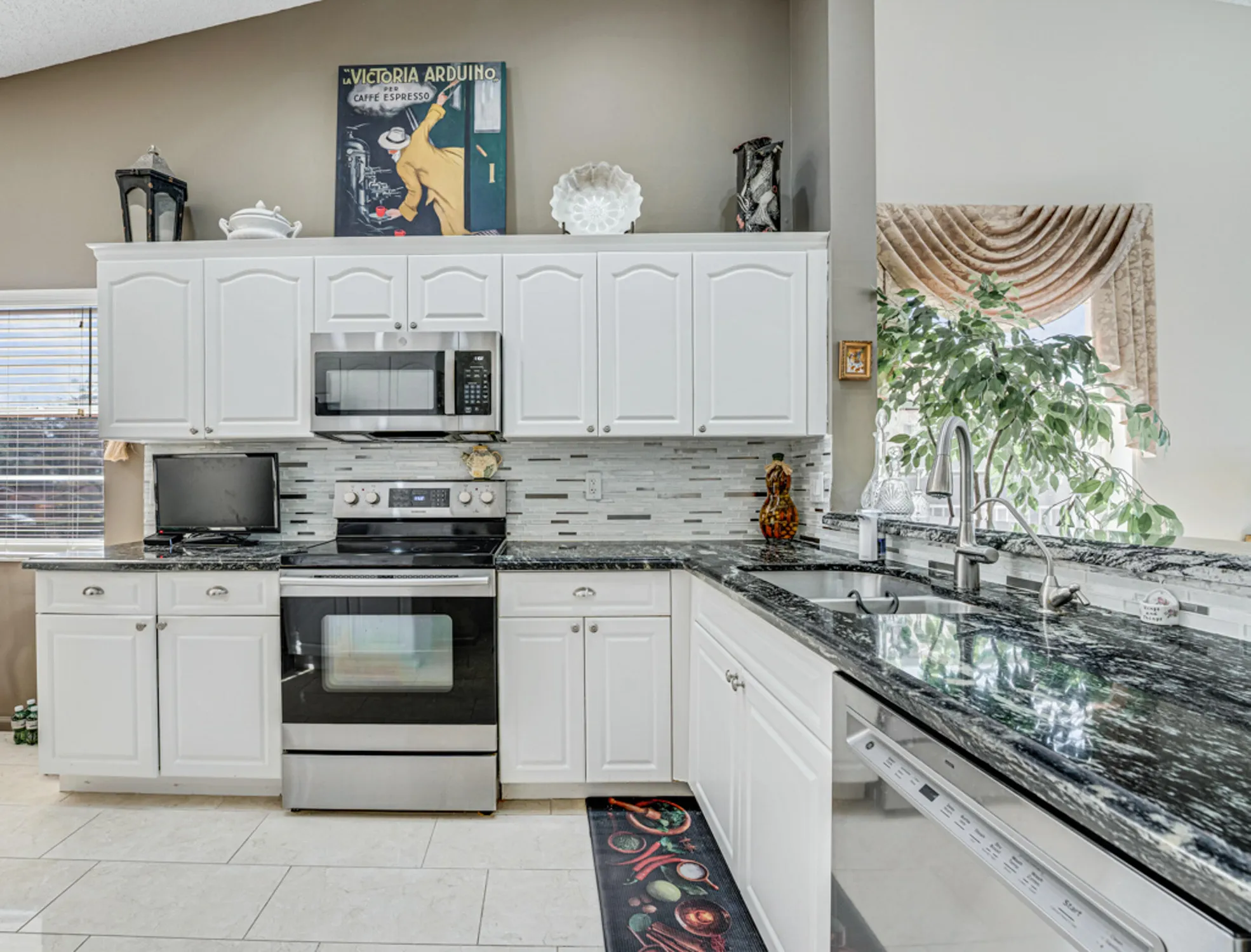 Property Slideshow image 11 of 55 | 9817 seacrest cir apt 201, Boynton Beach, FL, 33437