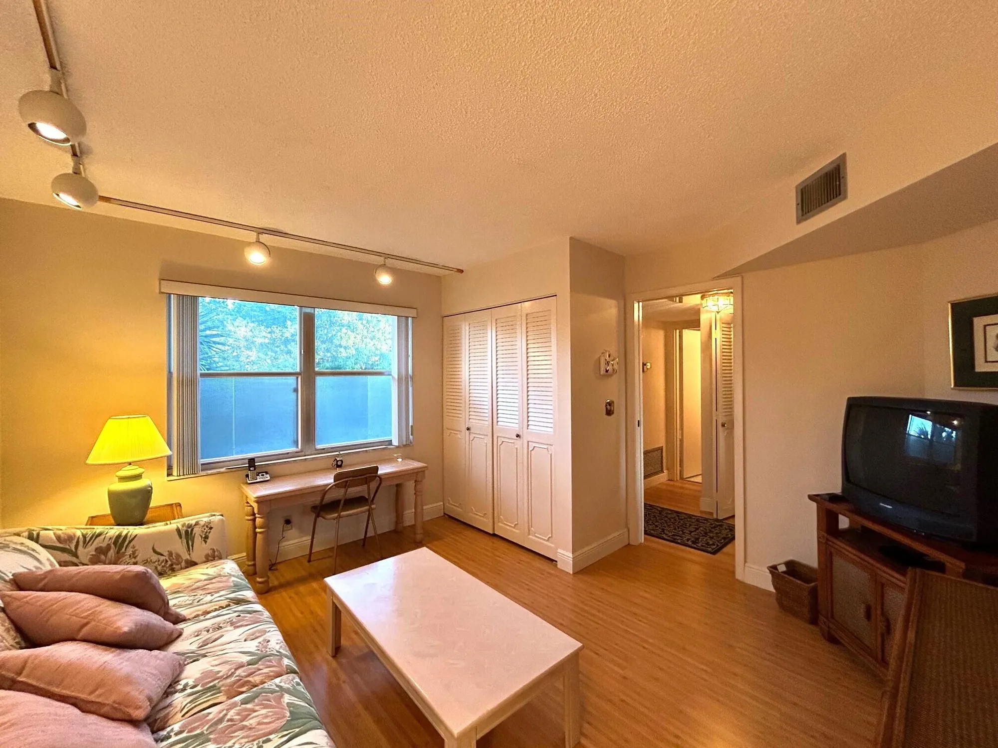 Property Slideshow image 26 of 42 | 3951 via poinciana apt 412, Lake Worth, FL, 33467
