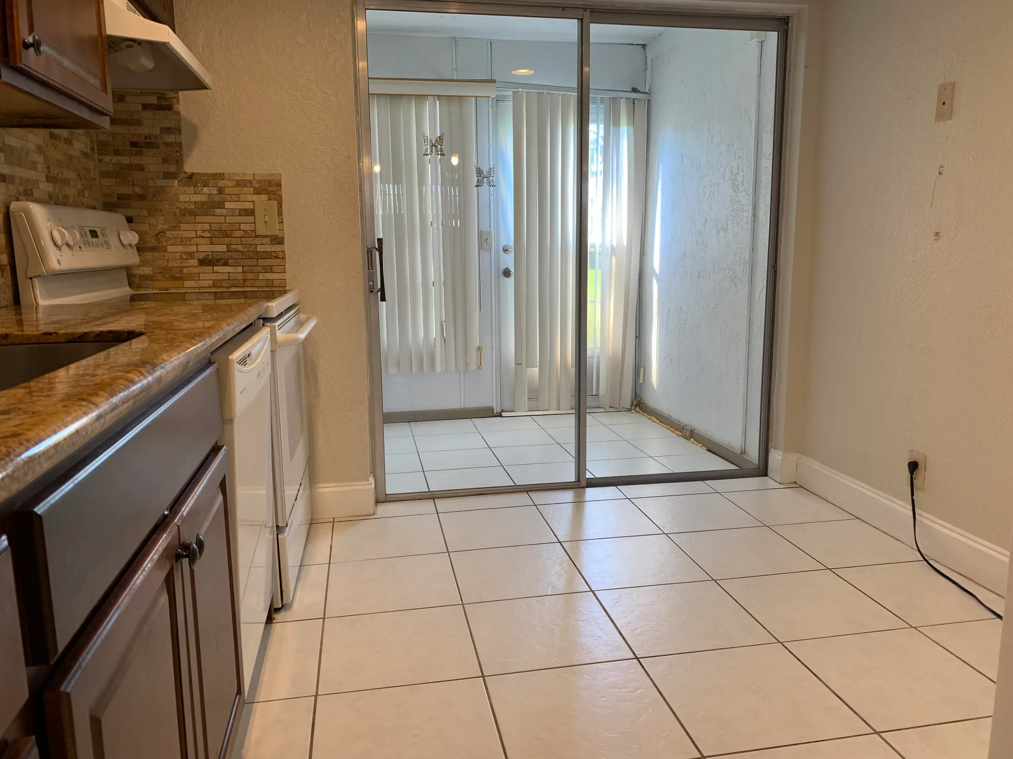 Property Slideshow image 3 of 18 | 20 abbey ln apt 105, Delray Beach, FL, 33446