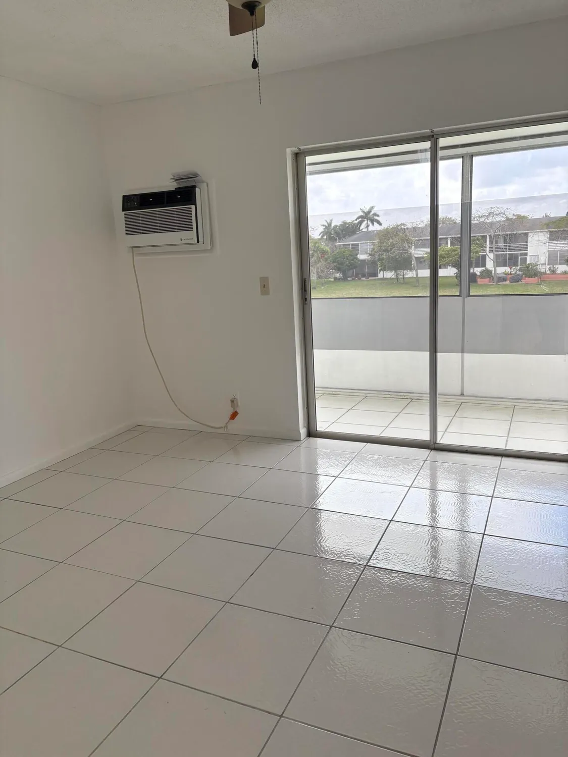 Property Slideshow image 5 of 12 | 113 berkshire e unit e, West Palm Beach, FL, 33417