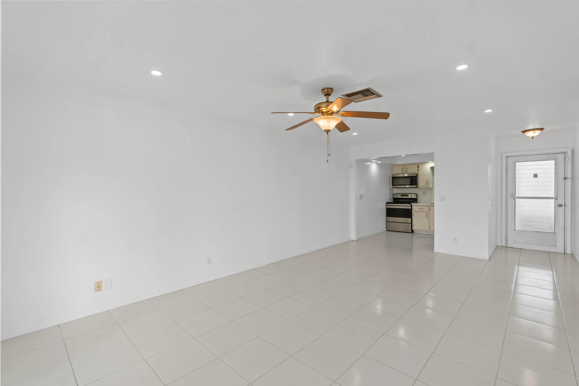 Property Slideshow image 7 of 33 | 2894 crosley dr d, West Palm Beach, FL, 33415