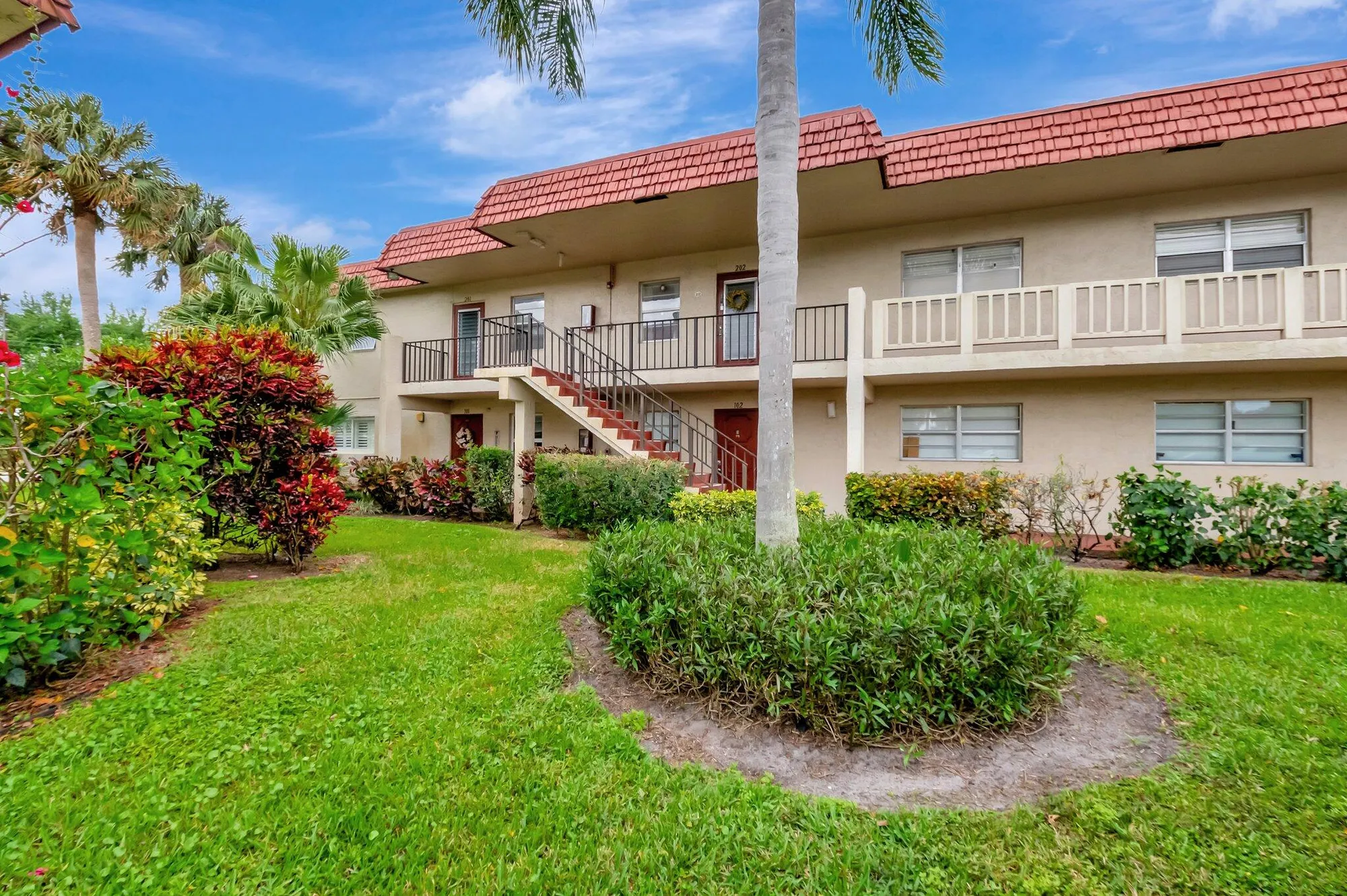 Property Slideshow image 2 of 38 | 1 abbey ln 201, Delray Beach, FL, 33446