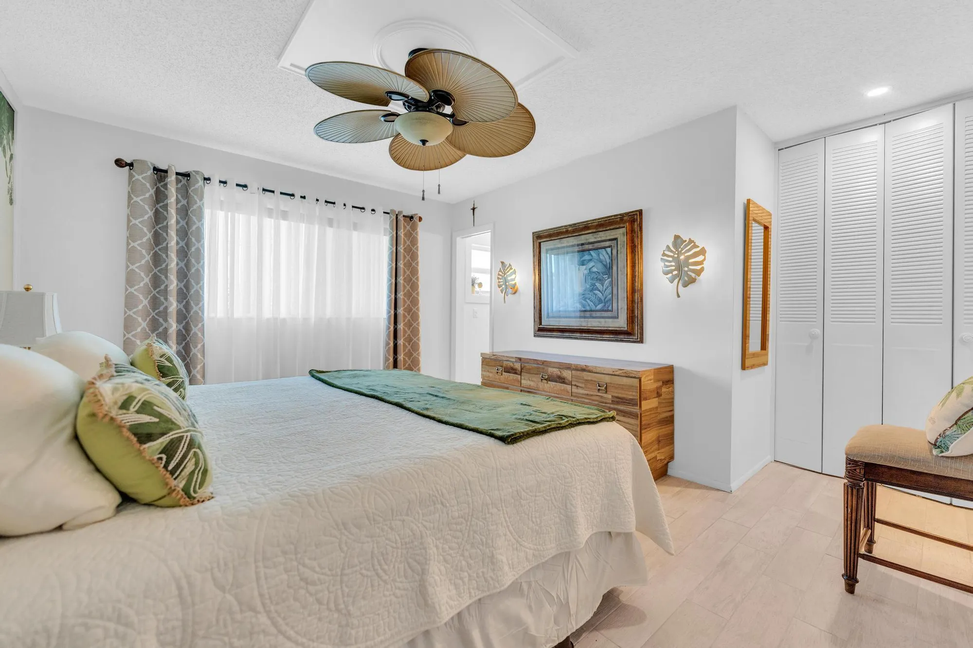 Property Slideshow image 16 of 45 | 2533 dudley dr e, West Palm Beach, FL, 33415