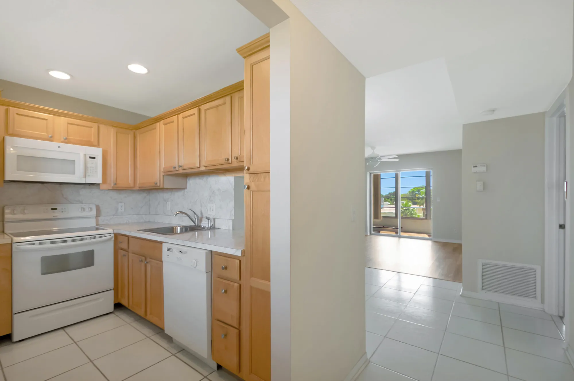 Property Slideshow image 10 of 40 | 2515 ne 1st ct apt 412, Boynton Beach, FL, 33435
