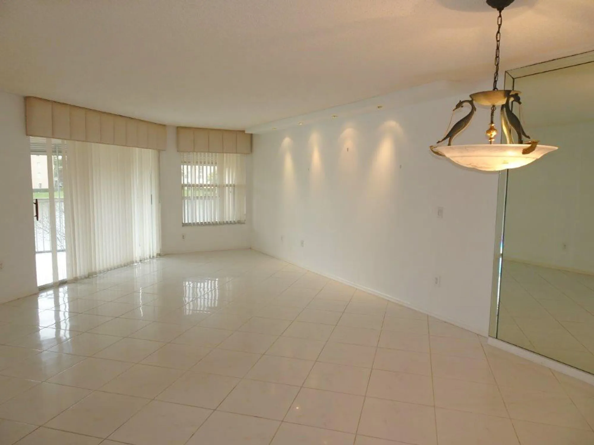 Property Slideshow image 9 of 22 | 7539 granville dr 208, Tamarac, FL, 33321