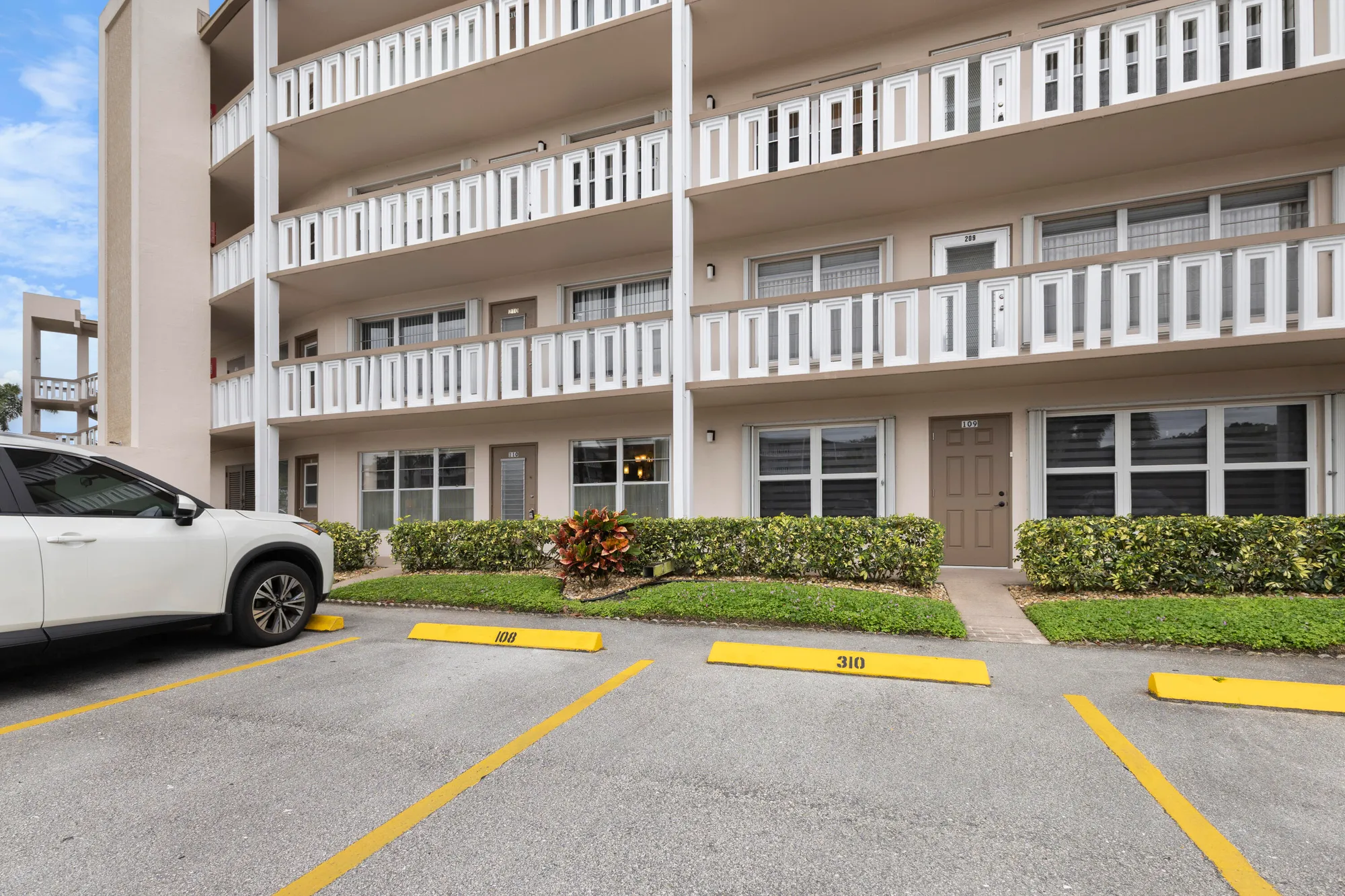 Property Slideshow image 14 of 21 | 110 greenbrier b, West Palm Beach, FL, 33417