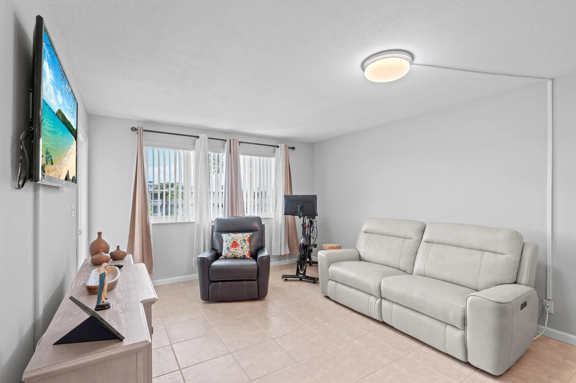 Property Slideshow image 8 of 24 | 2811 garden dr 306, Lake Worth, FL, 33461