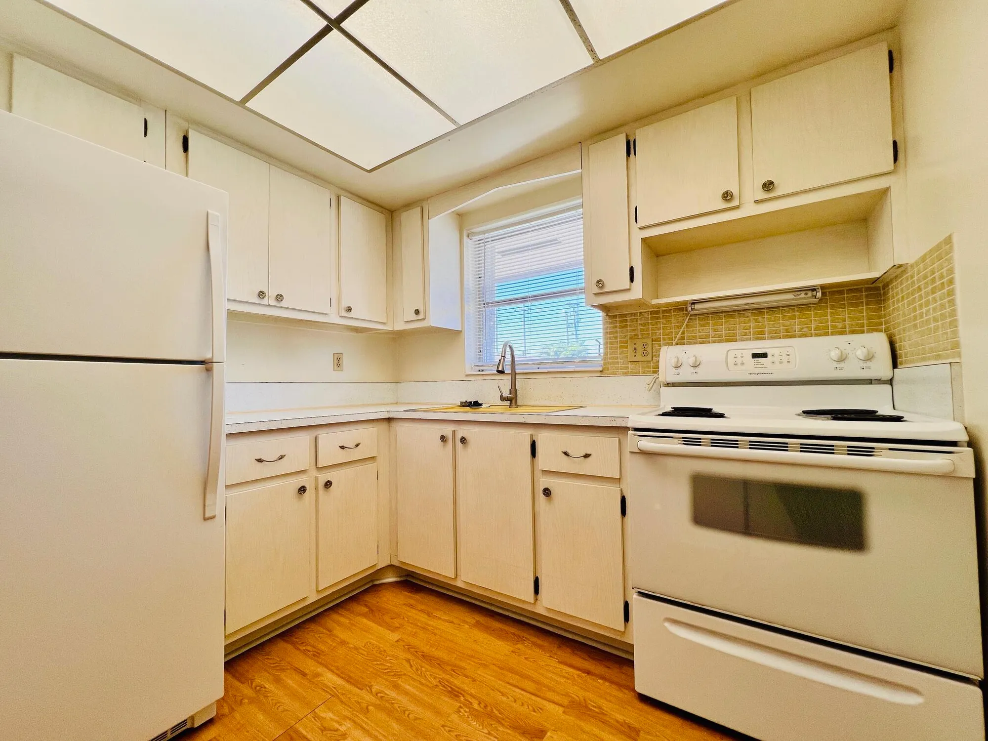 Property Slideshow image 2 of 10 | 2545 dudley dr l, West Palm Beach, FL, 33415