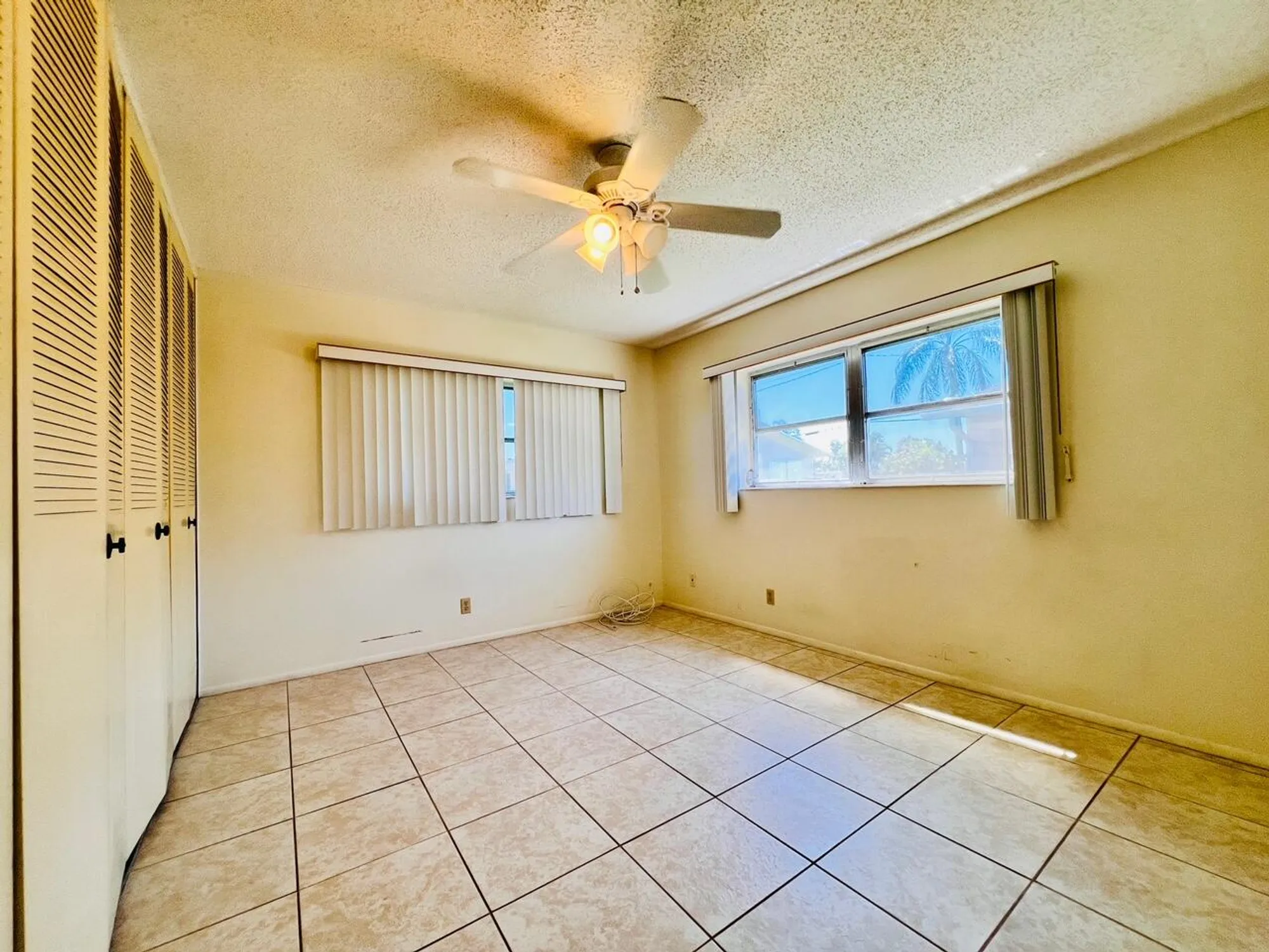 Property Slideshow image 5 of 10 | 2545 dudley dr l, West Palm Beach, FL, 33415