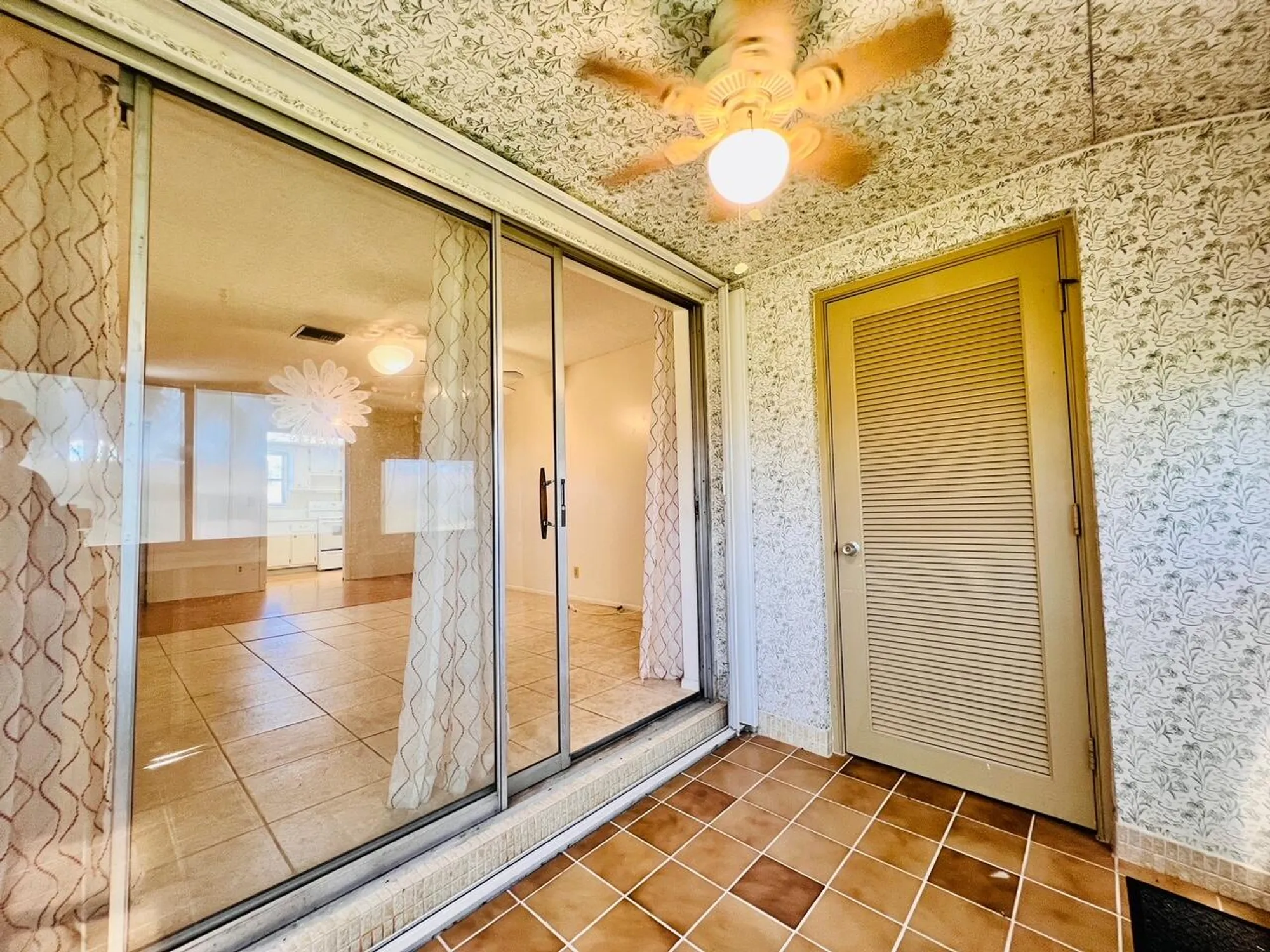 Property Slideshow image 7 of 10 | 2545 dudley dr l, West Palm Beach, FL, 33415