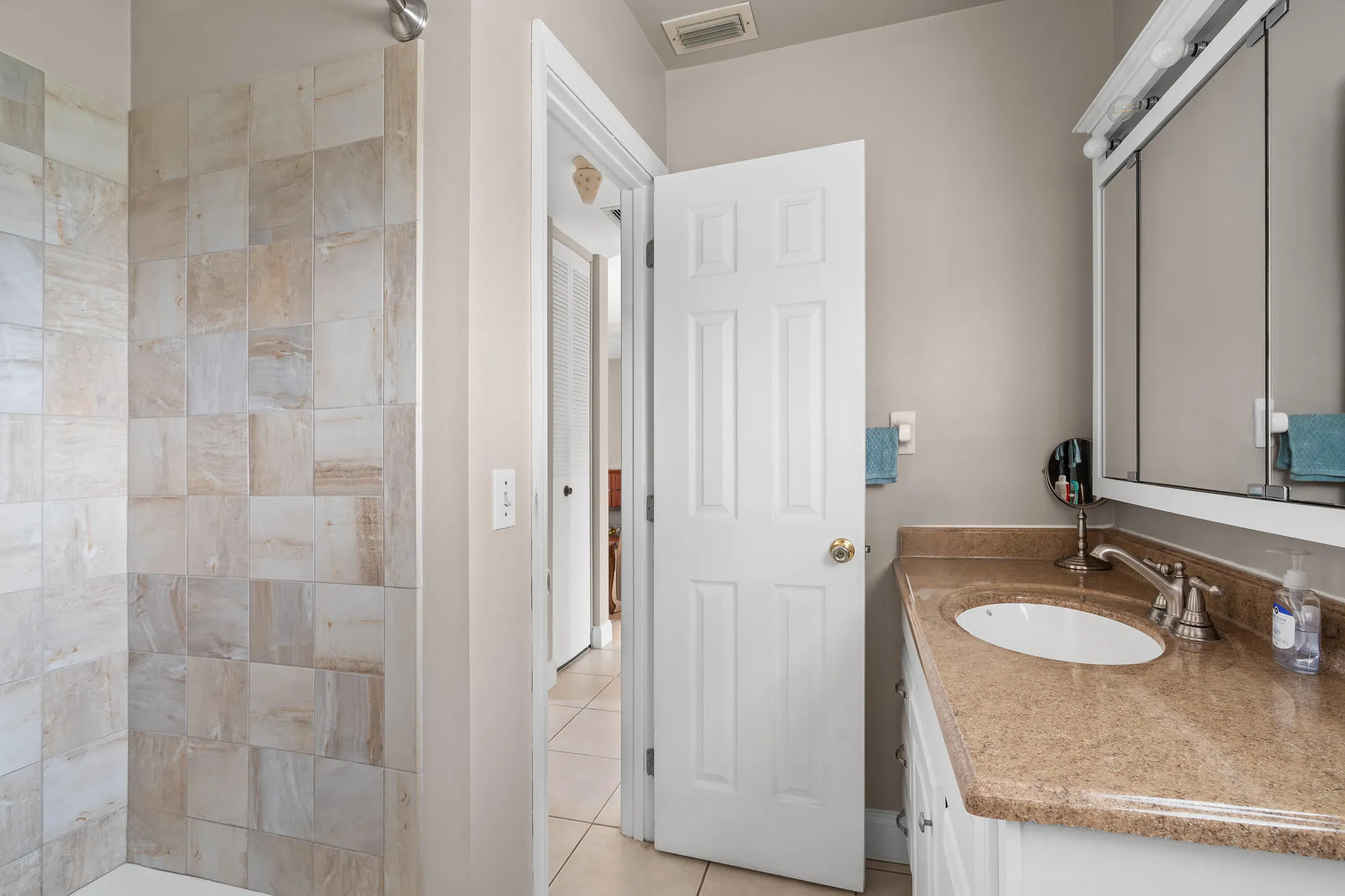 Property Slideshow image 18 of 33 | 2822 crosley dr b, West Palm Beach, FL, 33415