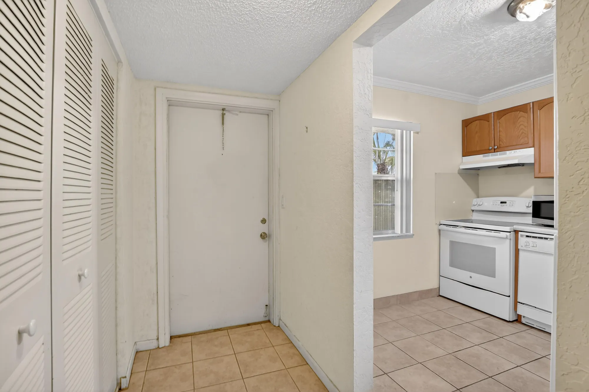 Property Slideshow image 3 of 37 | 6 abbey ln apt 106, Delray Beach, FL, 33446