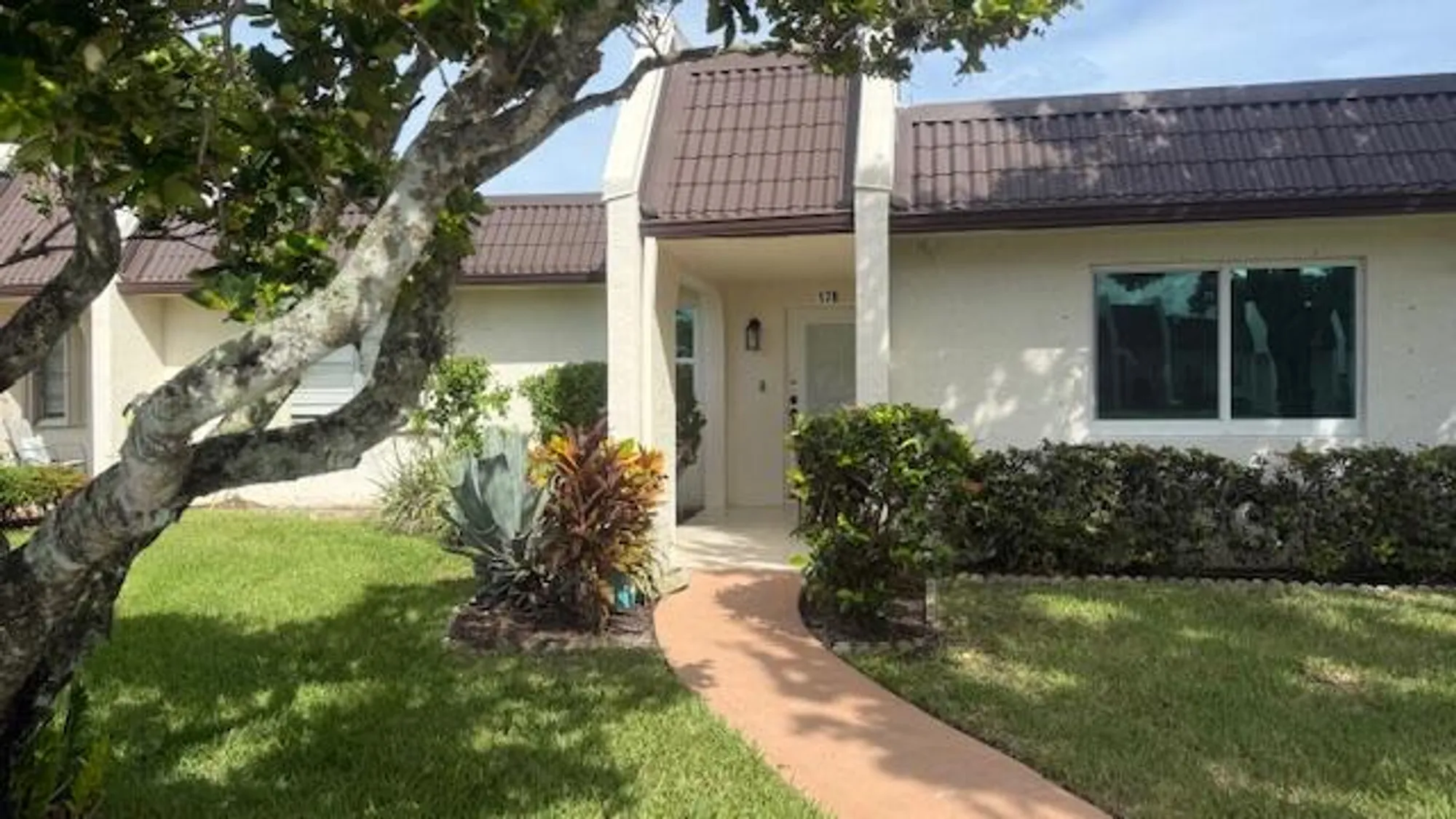 Property Slideshow image 1 of 32 | 178 lake susan ln, West Palm Beach, FL, 33411