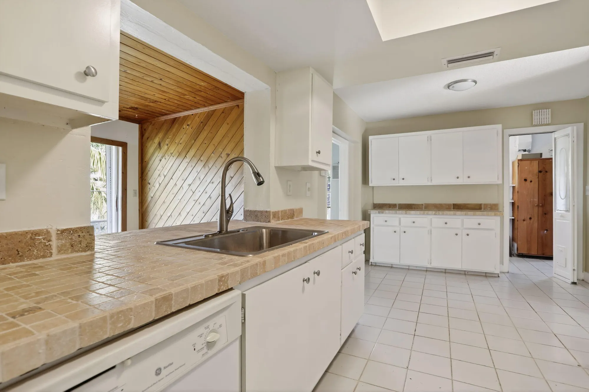 Property Slideshow image 14 of 51 | 1190 nw 69th ave, Margate, FL, 33063