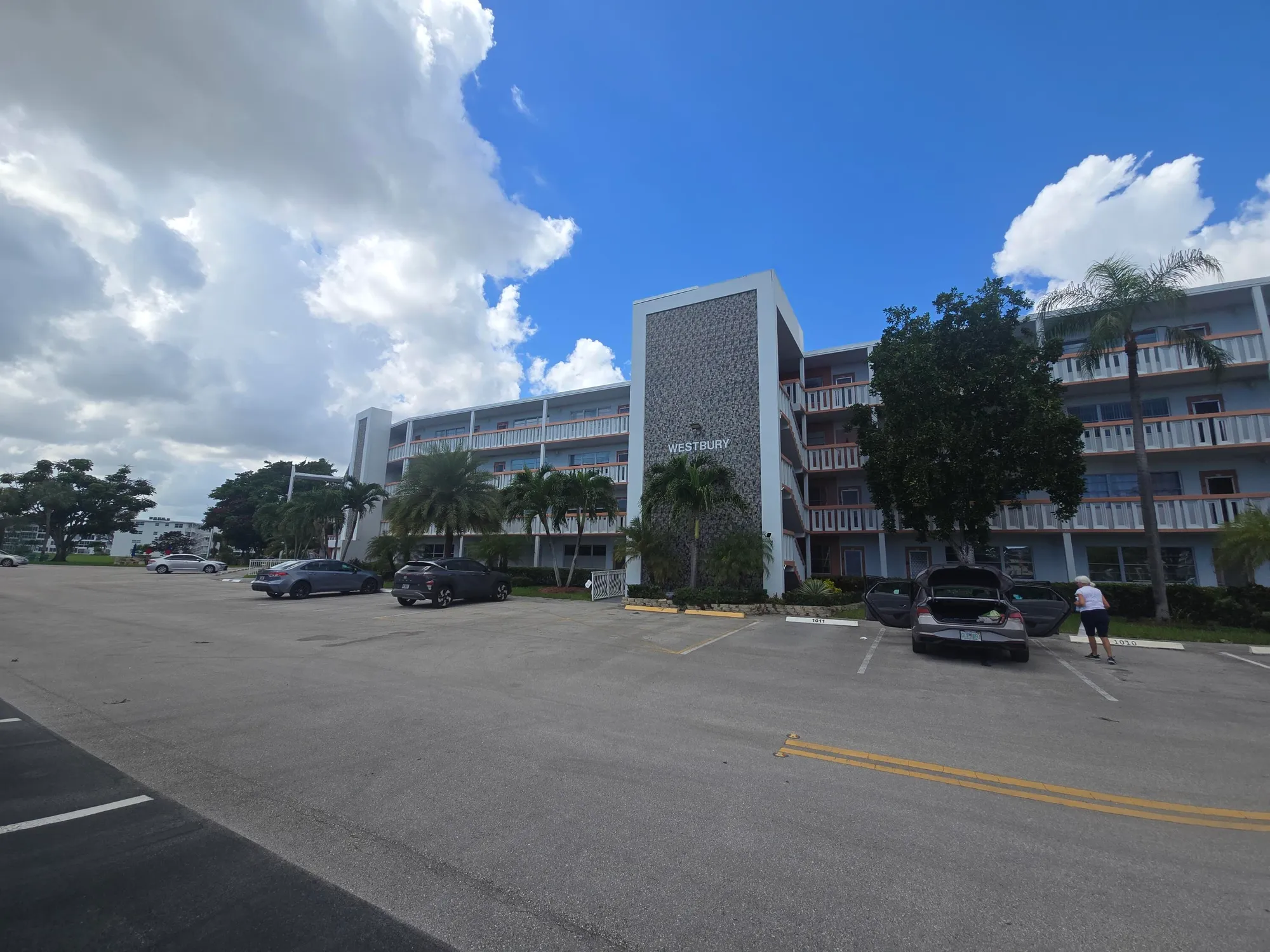 Property Slideshow image 1 of 28 | 2010 westbury f # 2010, Deerfield Beach, FL, 33442