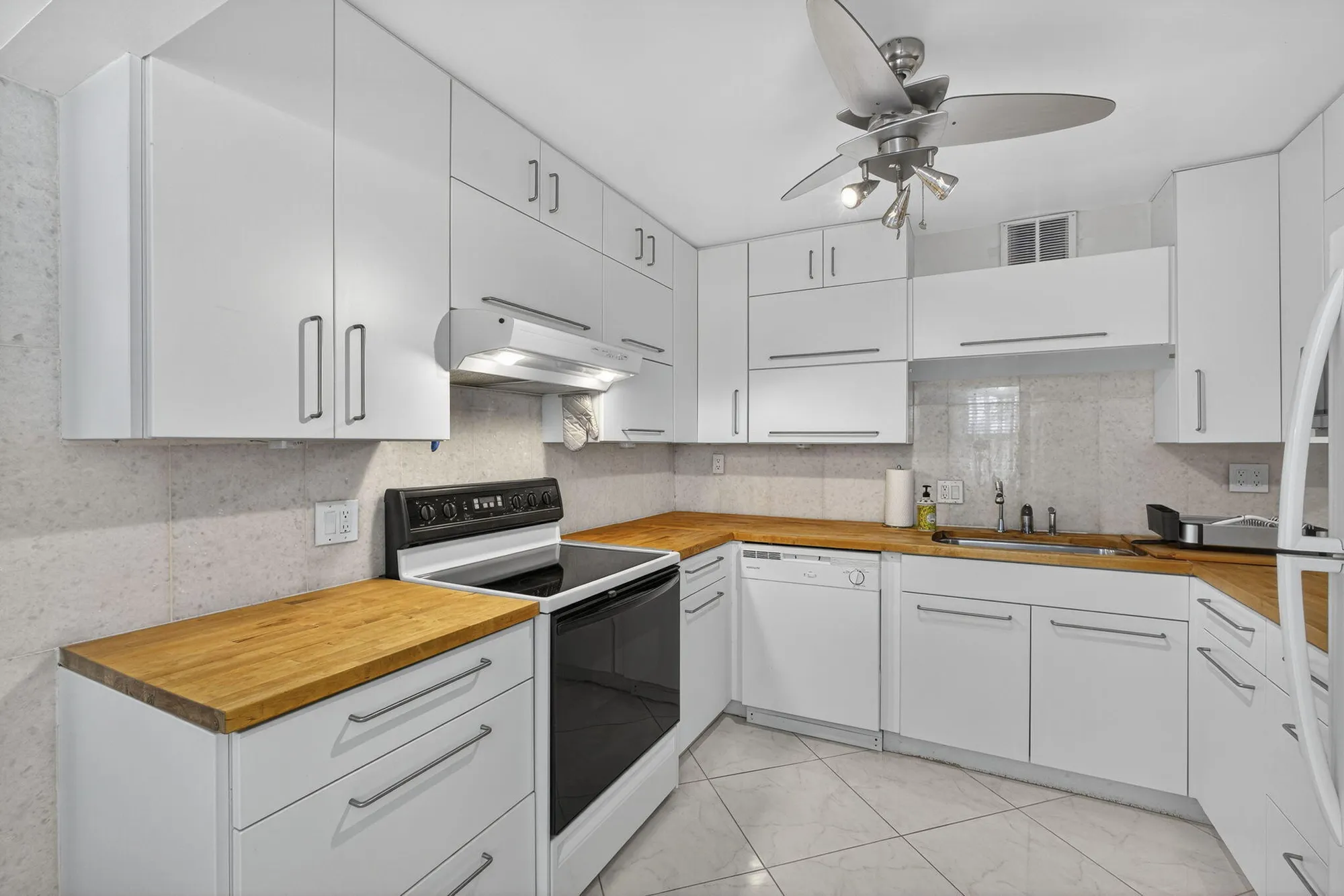 Property Slideshow image 11 of 79 | 114 somerset f, West Palm Beach, FL, 33417