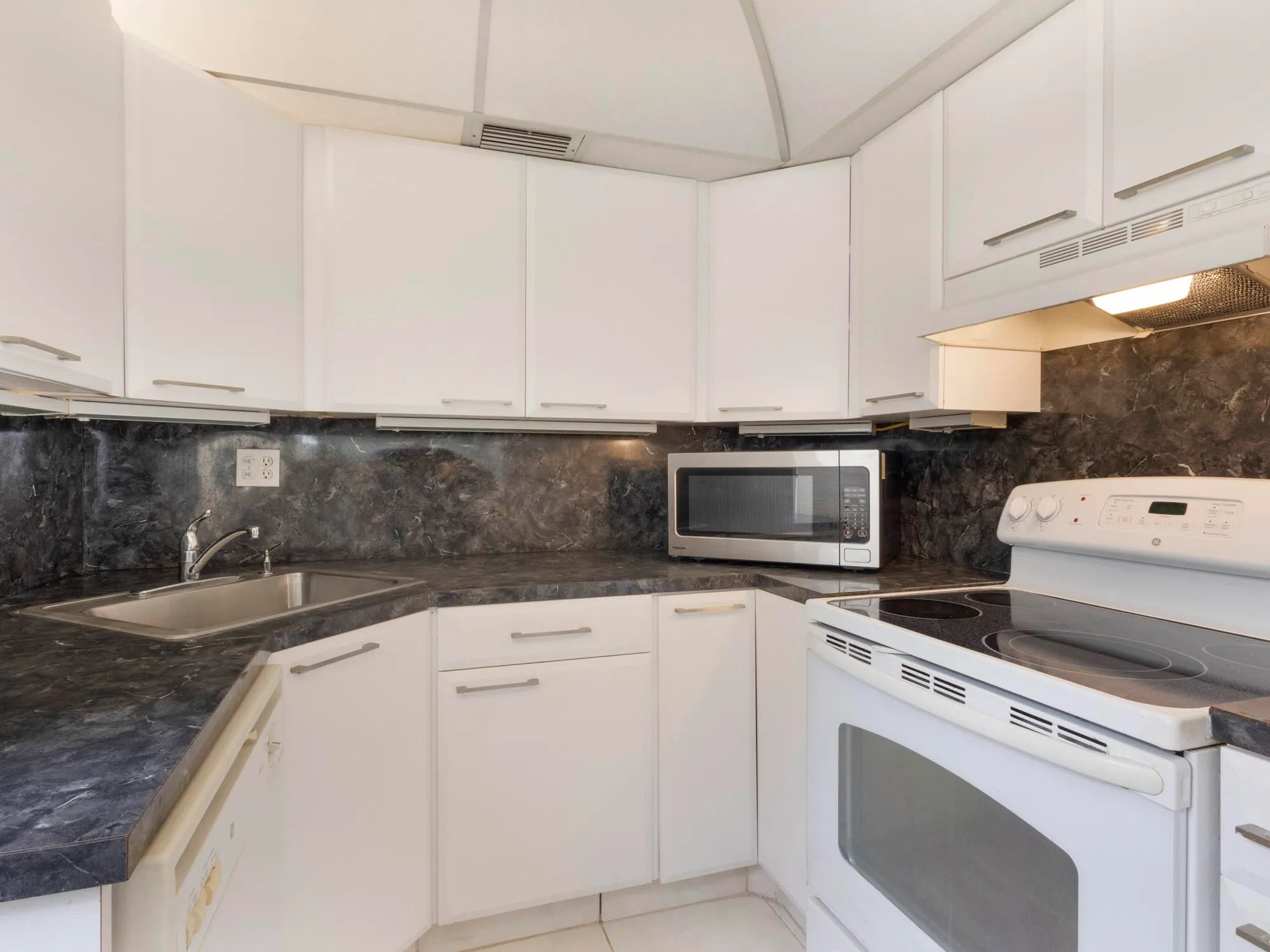 Property Slideshow image 2 of 36 | 405 burgundy i, Delray Beach, FL, 33484