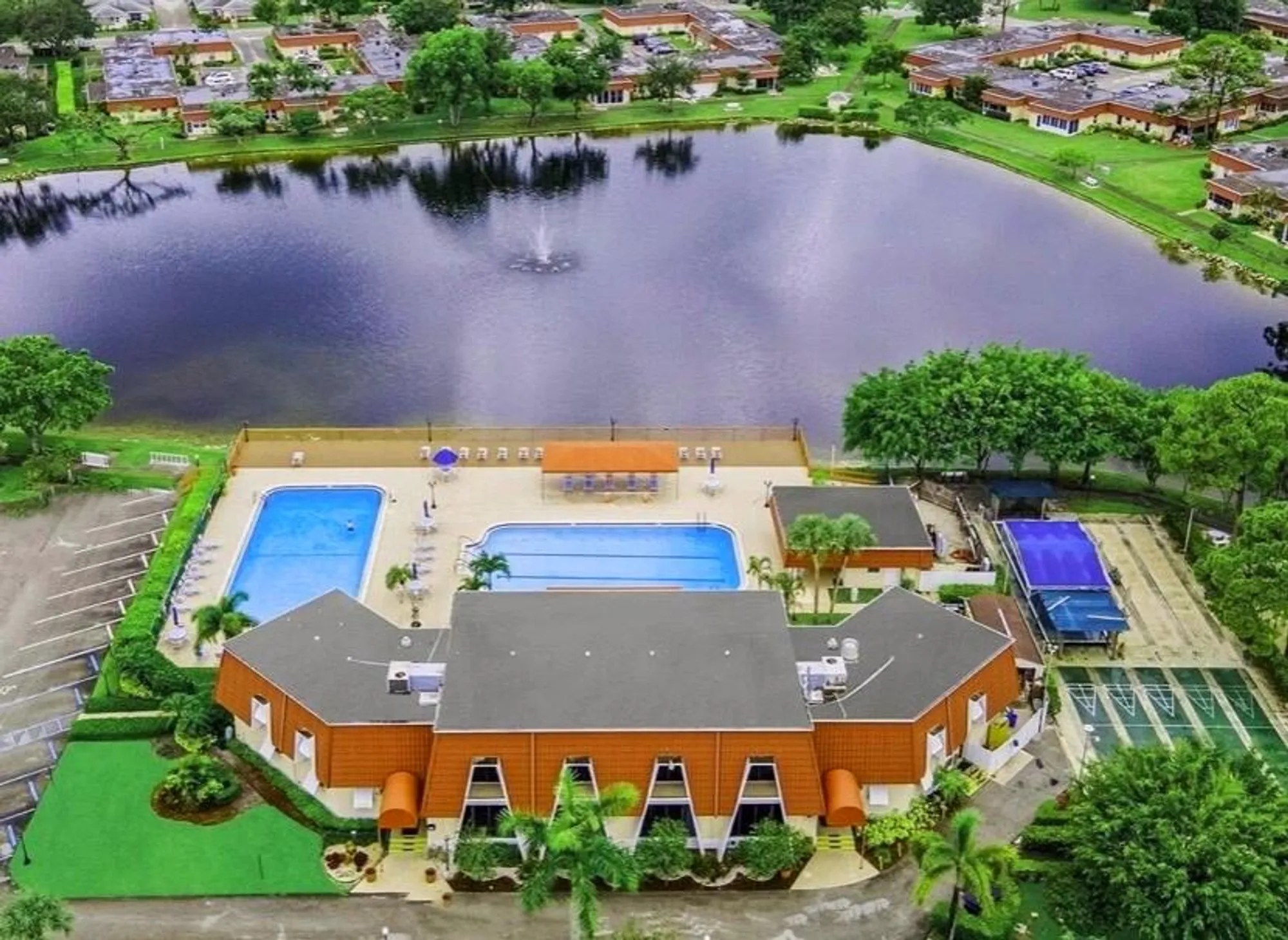 Property Slideshow image 19 of 24 | 570 laconia cir, Lake Worth, FL, 33467