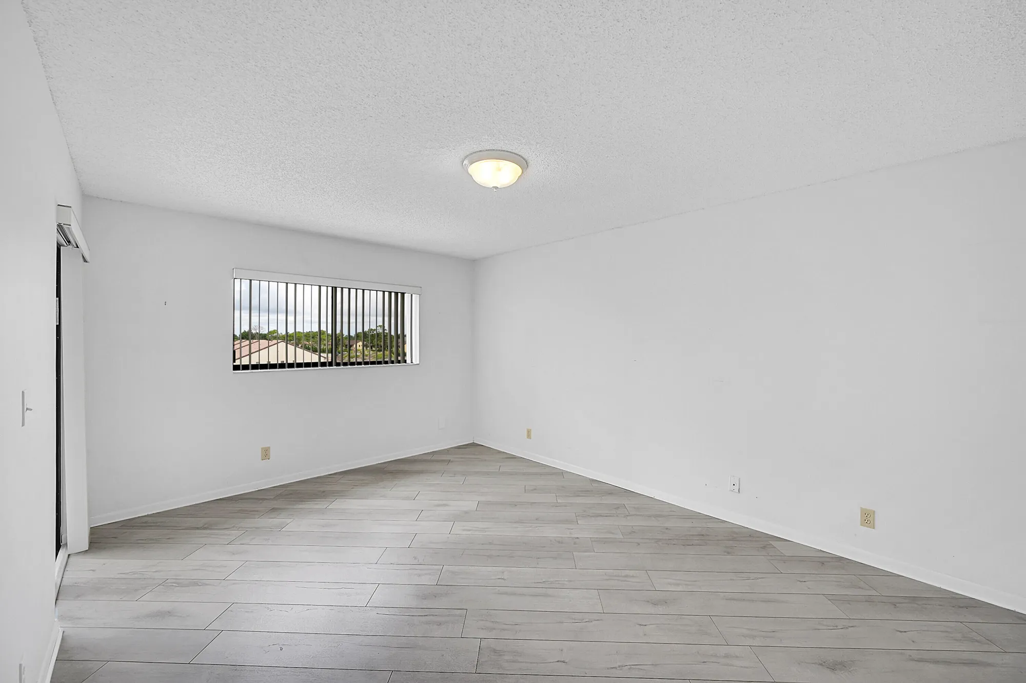 Property Slideshow image 16 of 42 | 4725 lucerne lakes blvd 411, Lake Worth, FL, 33467