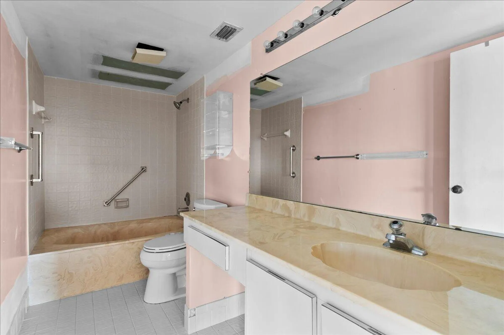 Property Slideshow image 12 of 39 | 14475 strathmore ln apt 402, Delray Beach, FL, 33446