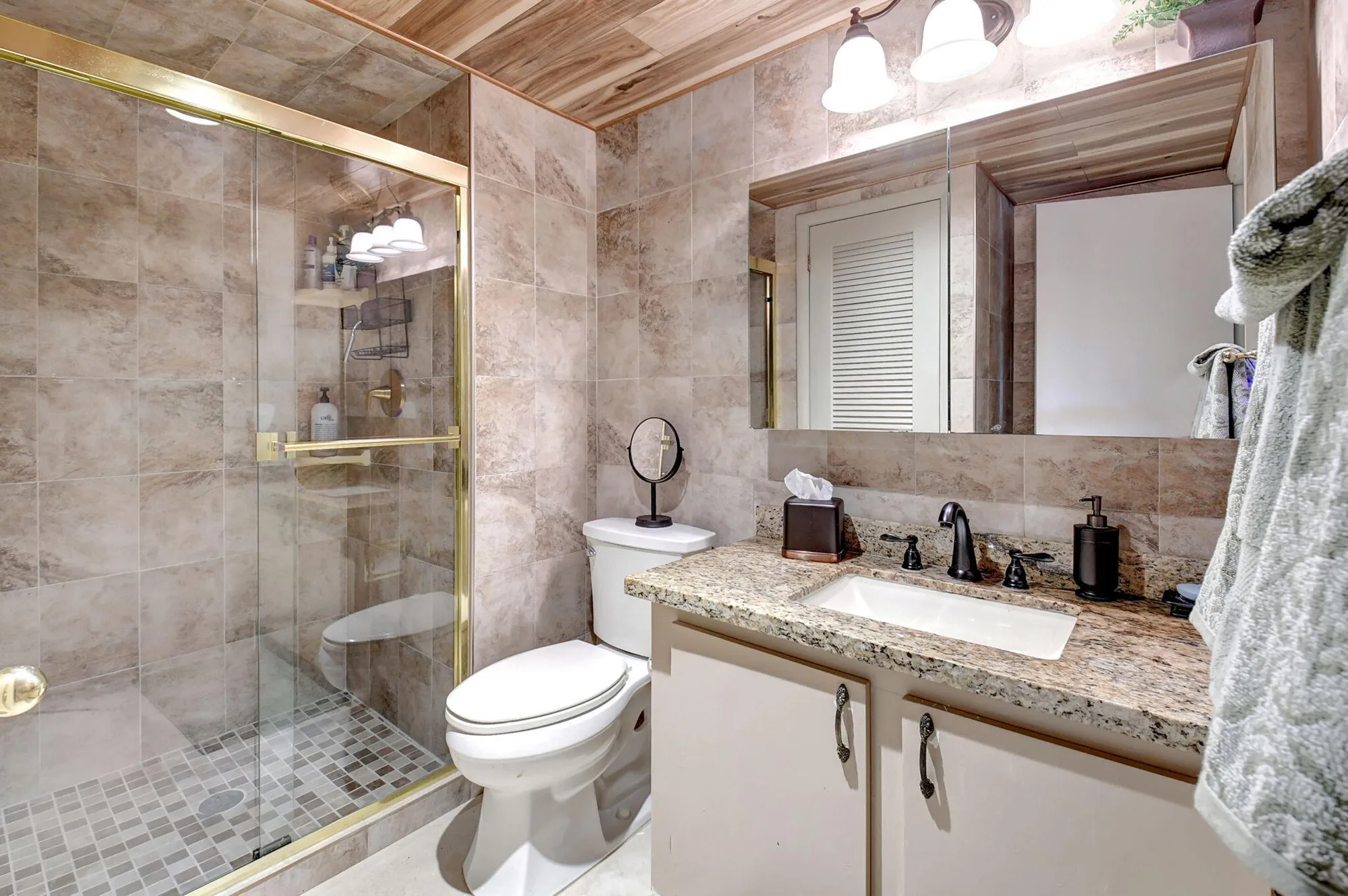 Property Slideshow image 21 of 48 | 21214 lago cir b, Boca Raton, FL, 33433