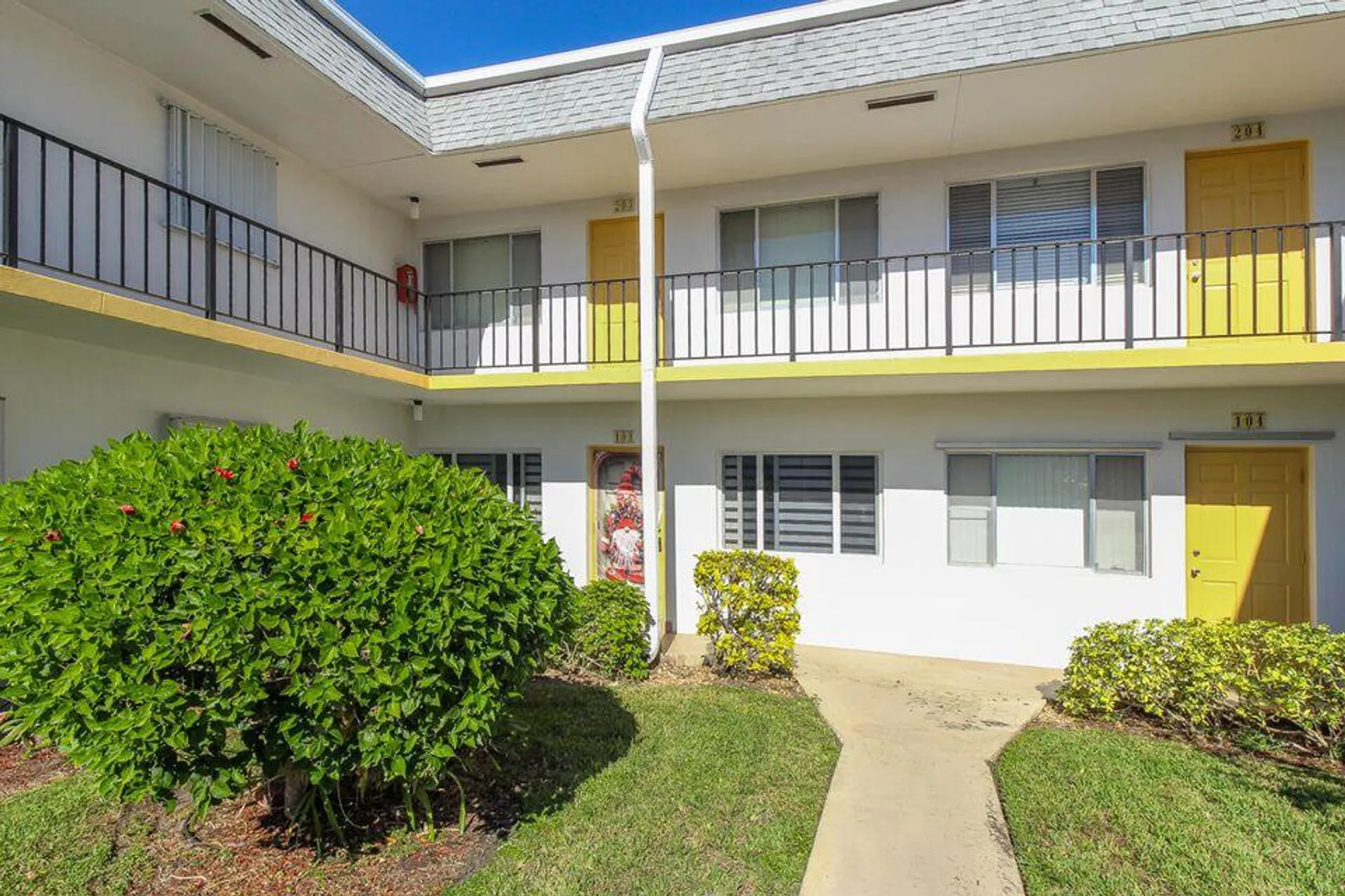 Property Slideshow image 4 of 28 | 2920 lake osborne dr 103, Lake Worth Beach, FL, 33461
