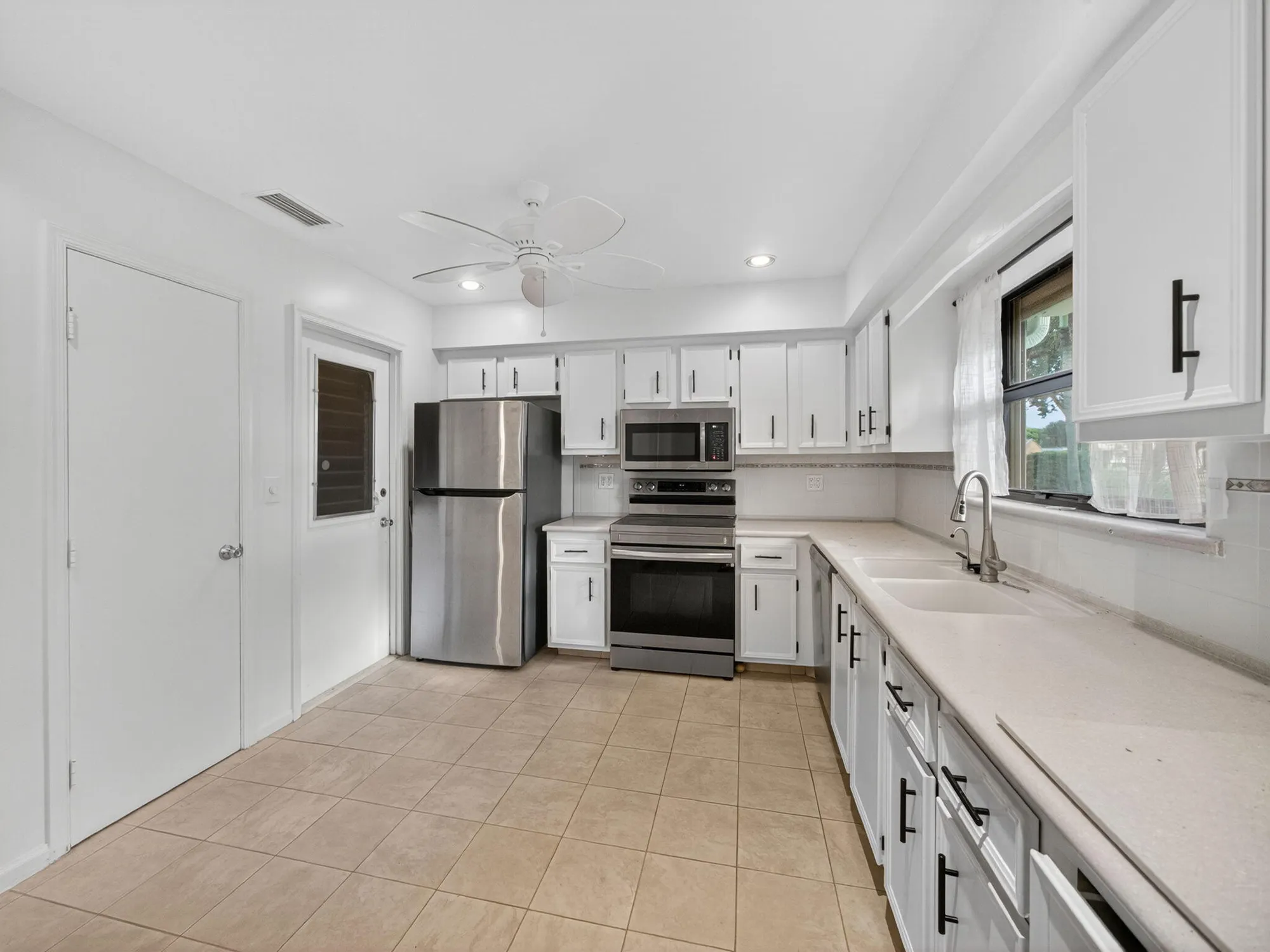 Property Slideshow image 11 of 25 | 4355 cedar tree pl b, Boynton Beach, FL, 33436