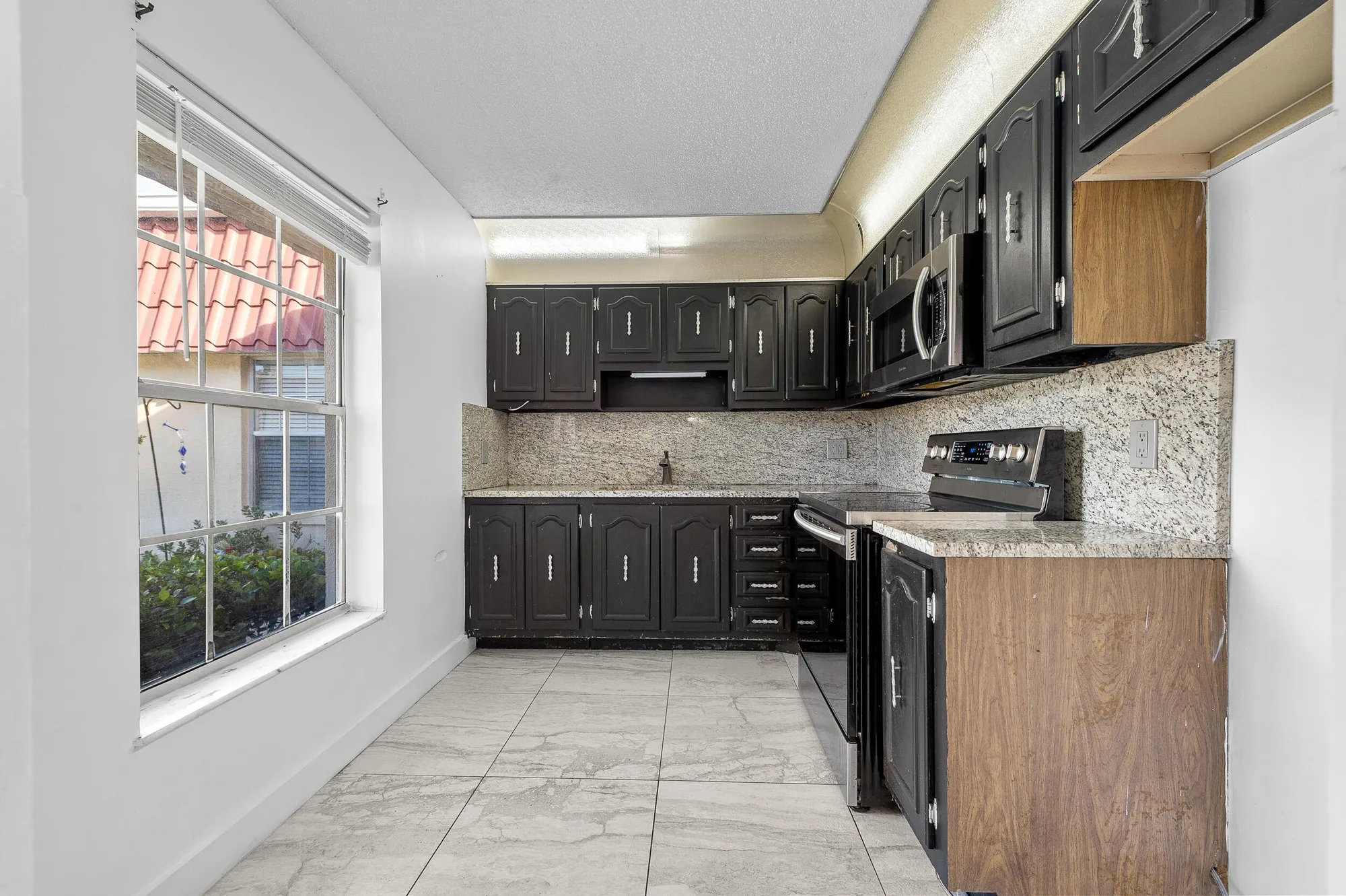 Property Slideshow image 8 of 39 | 811 salem ln, Lake Worth, FL, 33467