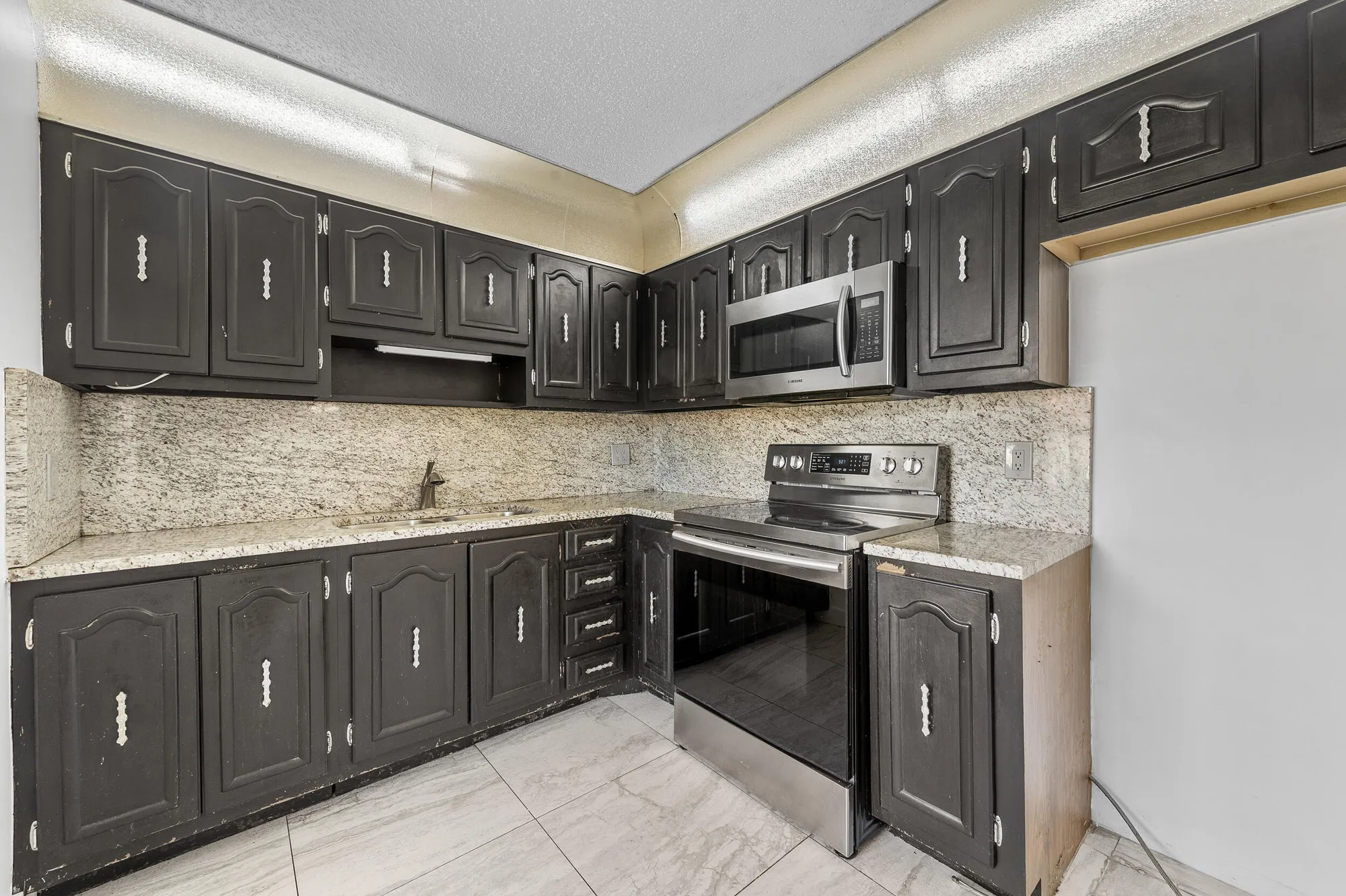 Property Slideshow image 9 of 39 | 811 salem ln, Lake Worth, FL, 33467