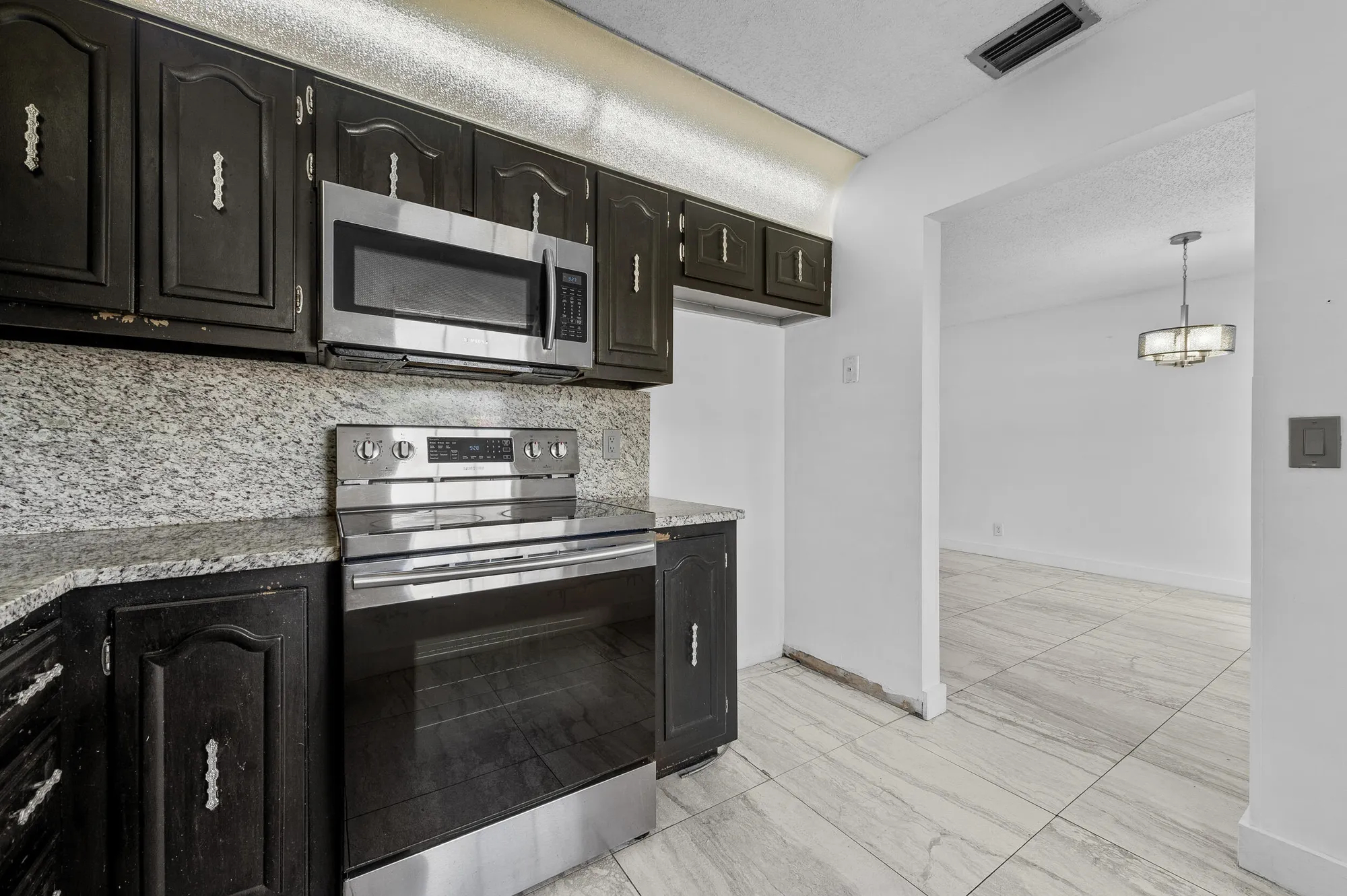 Property Slideshow image 10 of 39 | 811 salem ln, Lake Worth, FL, 33467