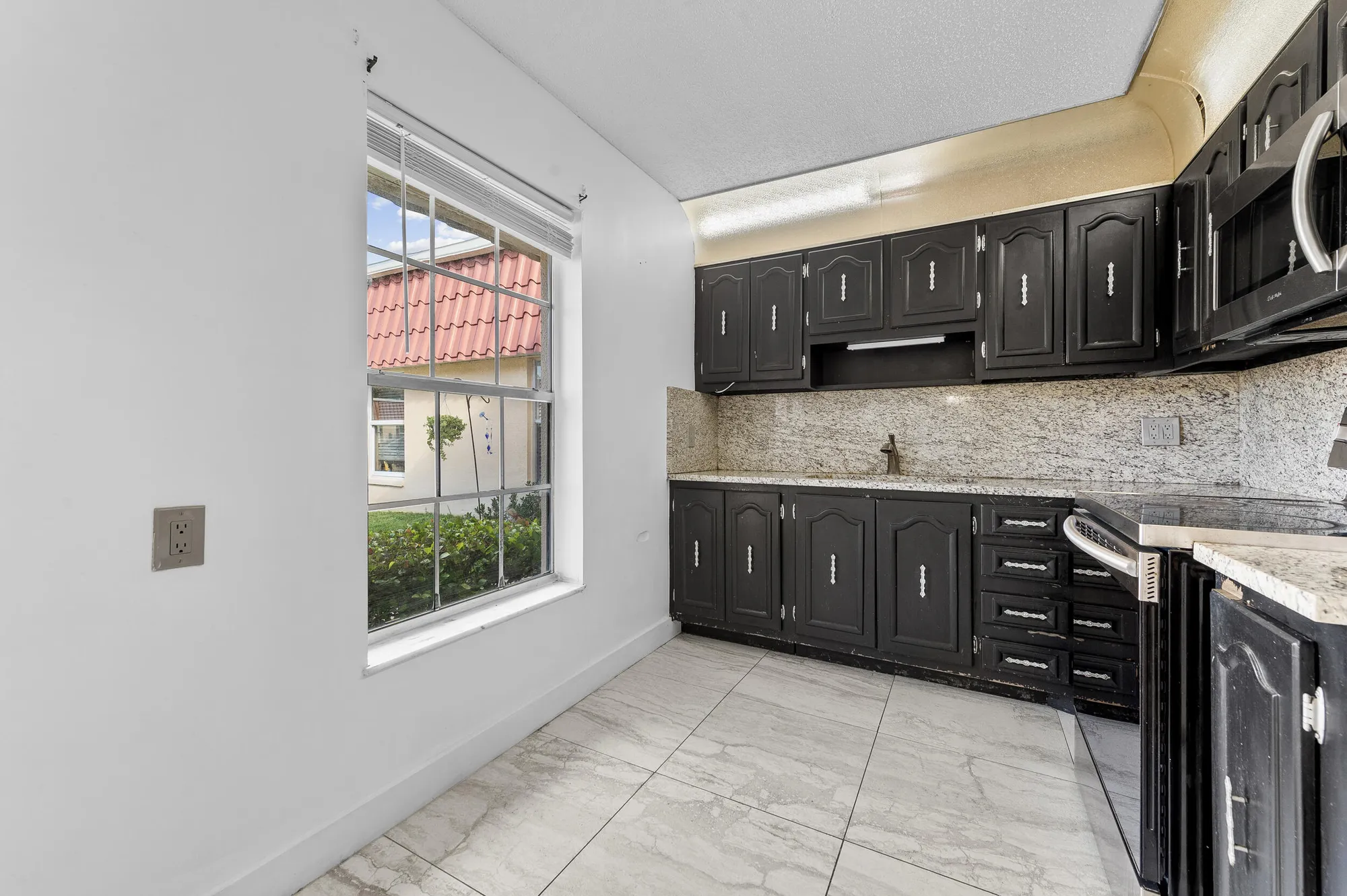 Property Slideshow image 12 of 39 | 811 salem ln, Lake Worth, FL, 33467