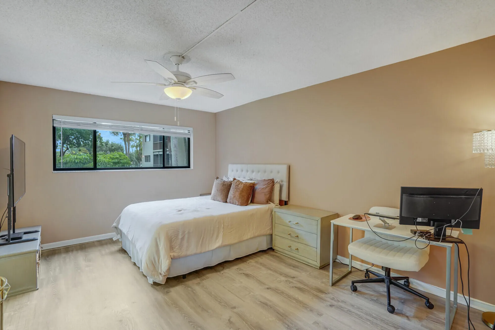 Property Slideshow image 14 of 40 | 5190 las verdes cir 214, Delray Beach, FL, 33484