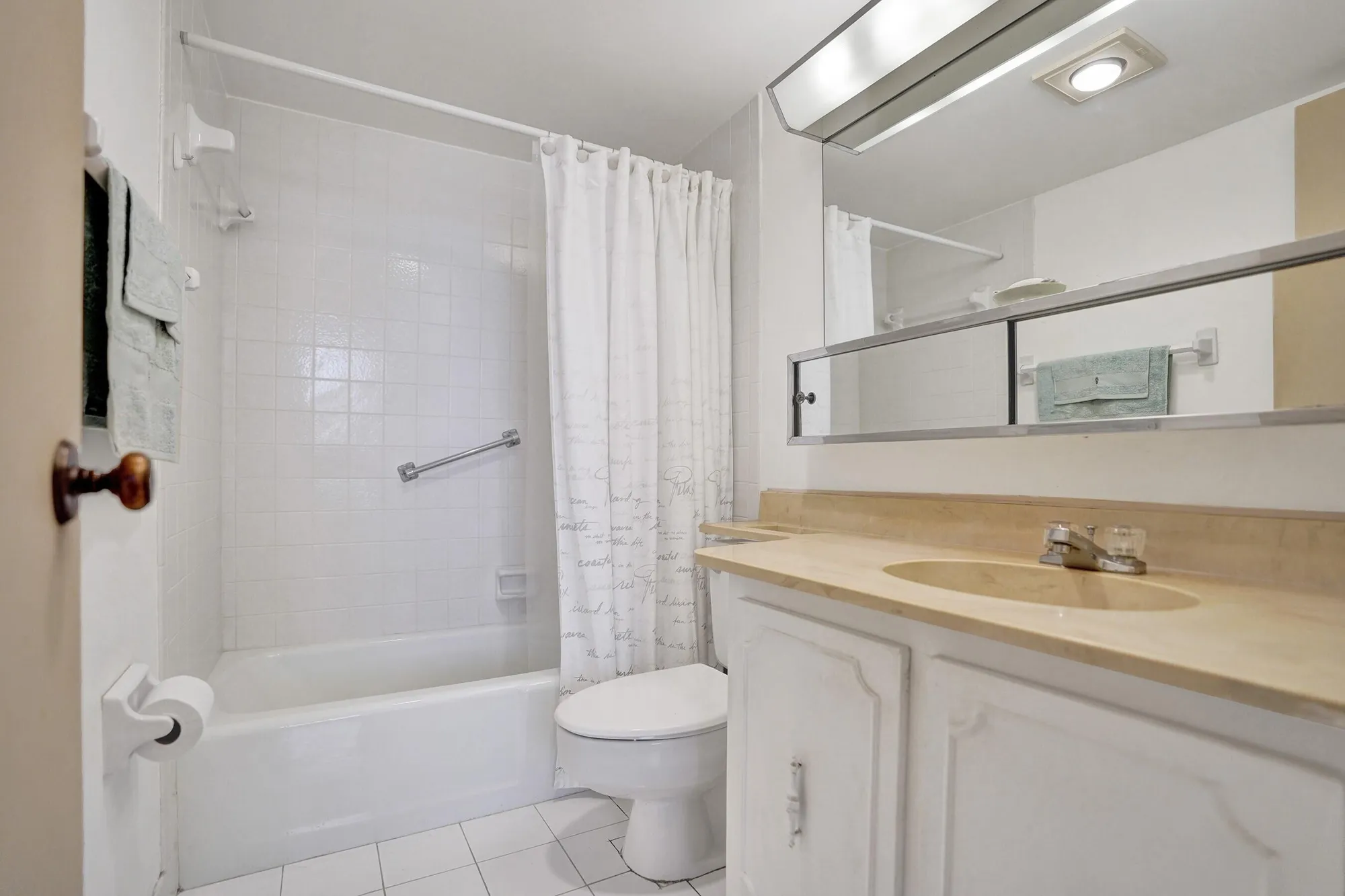 Property Slideshow image 11 of 21 | 2000 s federal hwy apt 307, Boynton Beach, FL, 33435