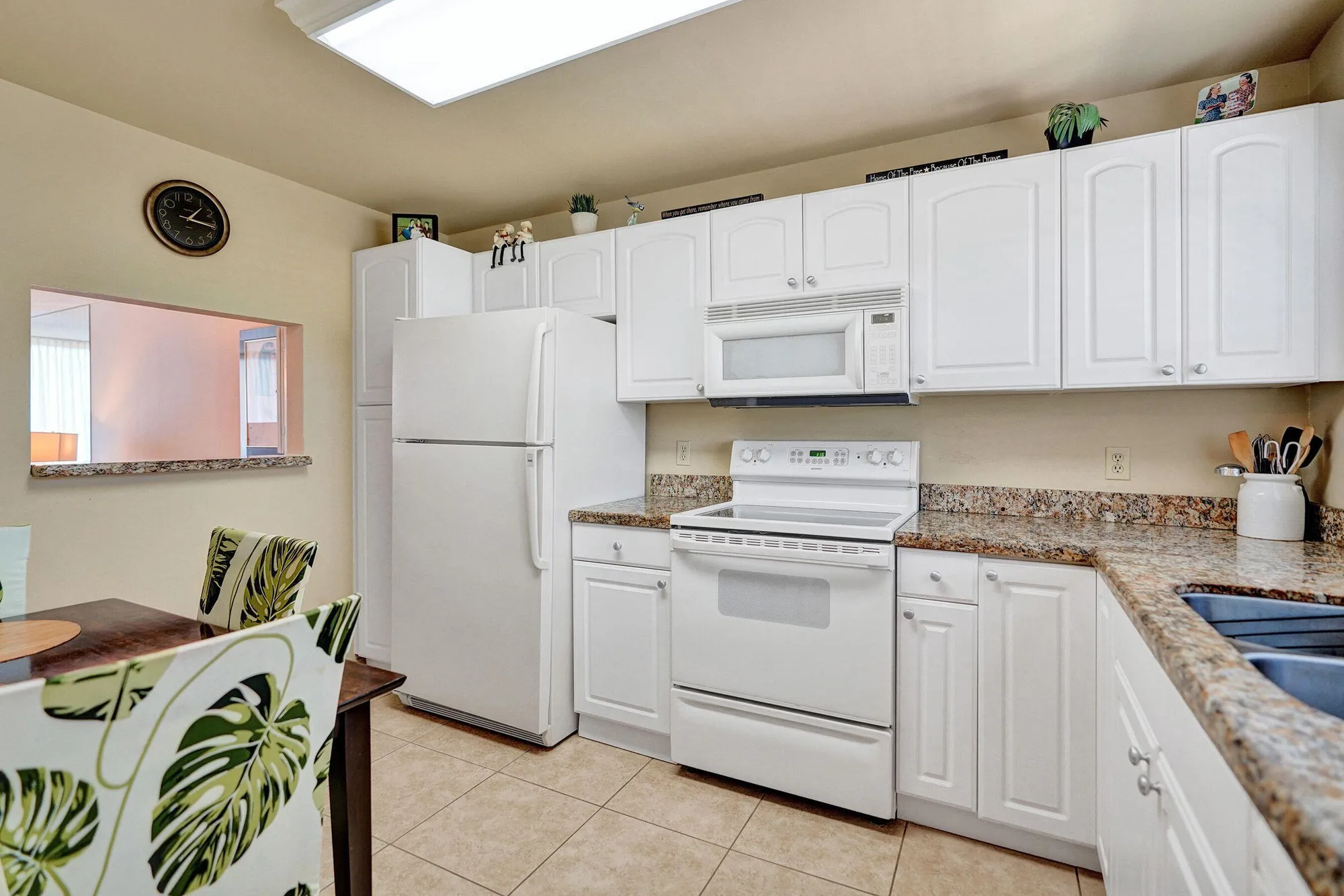 Property Slideshow image 6 of 21 | 2000 s federal hwy apt 307, Boynton Beach, FL, 33435