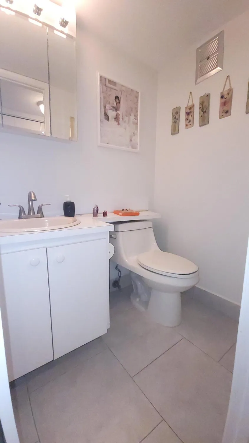 Property Slideshow image 14 of 52 | 402 windsor r, West Palm Beach, FL, 33417