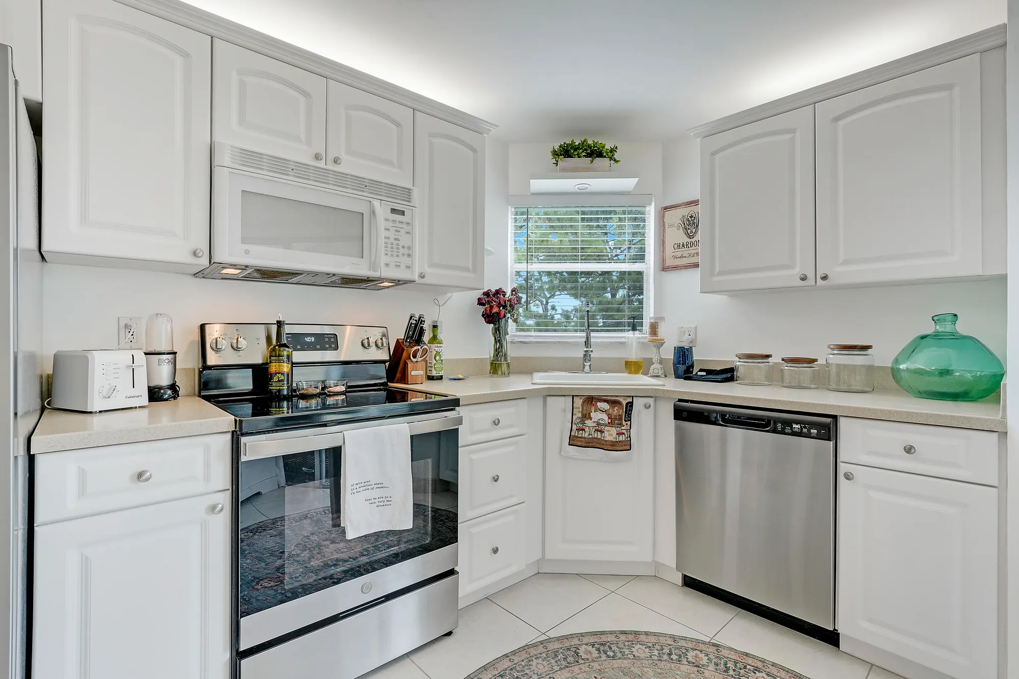 Property Slideshow image 7 of 20 | 3755 via poinciana apt 405, Greenacres, FL, 33467