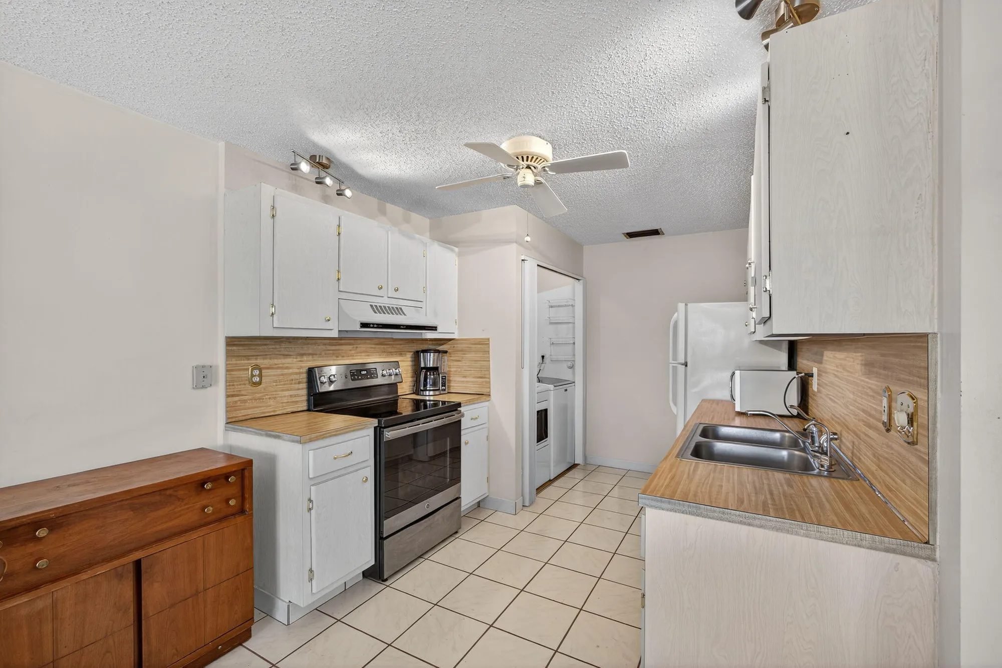 Property Slideshow image 7 of 48 | 3411 americo dr, West Palm Beach, FL, 33417