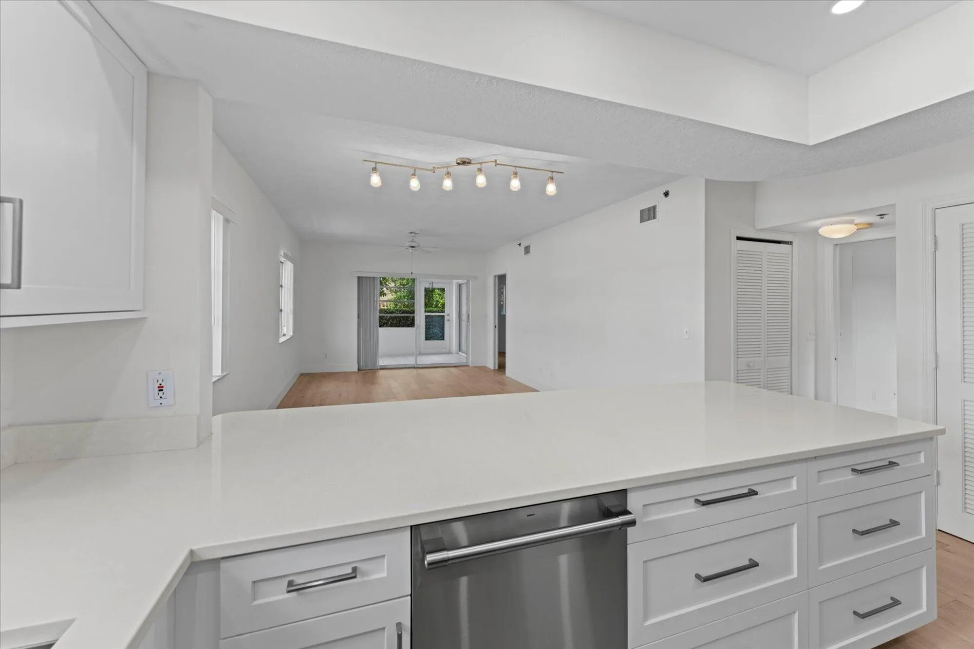 Property Slideshow image 12 of 41 | 2950 se ocean blvd 109101, Stuart, FL, 34996